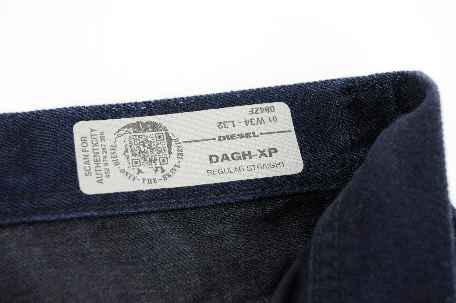 DIESEL Dagh-XP 084ZF vyriški džinsai W34/L32 įprasto kirpimo tiesūs, tamsiai mėlyni, medvilniniai 