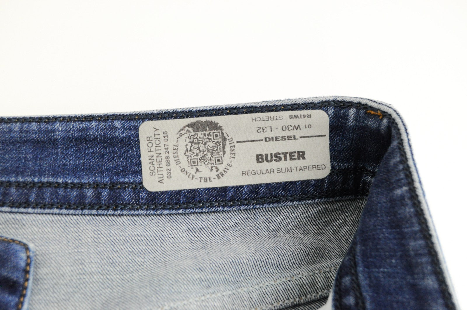 DIESEL Buster R4TW8 vyriški džinsai W30/L32 Slim Tapered mėlyni tamprūs skalbinių džinsai 