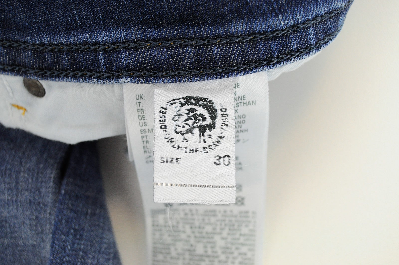 DIESEL Buster R4TW8 vyriški džinsai W30/L32 Slim Tapered mėlyni tamprūs skalbinių džinsai 