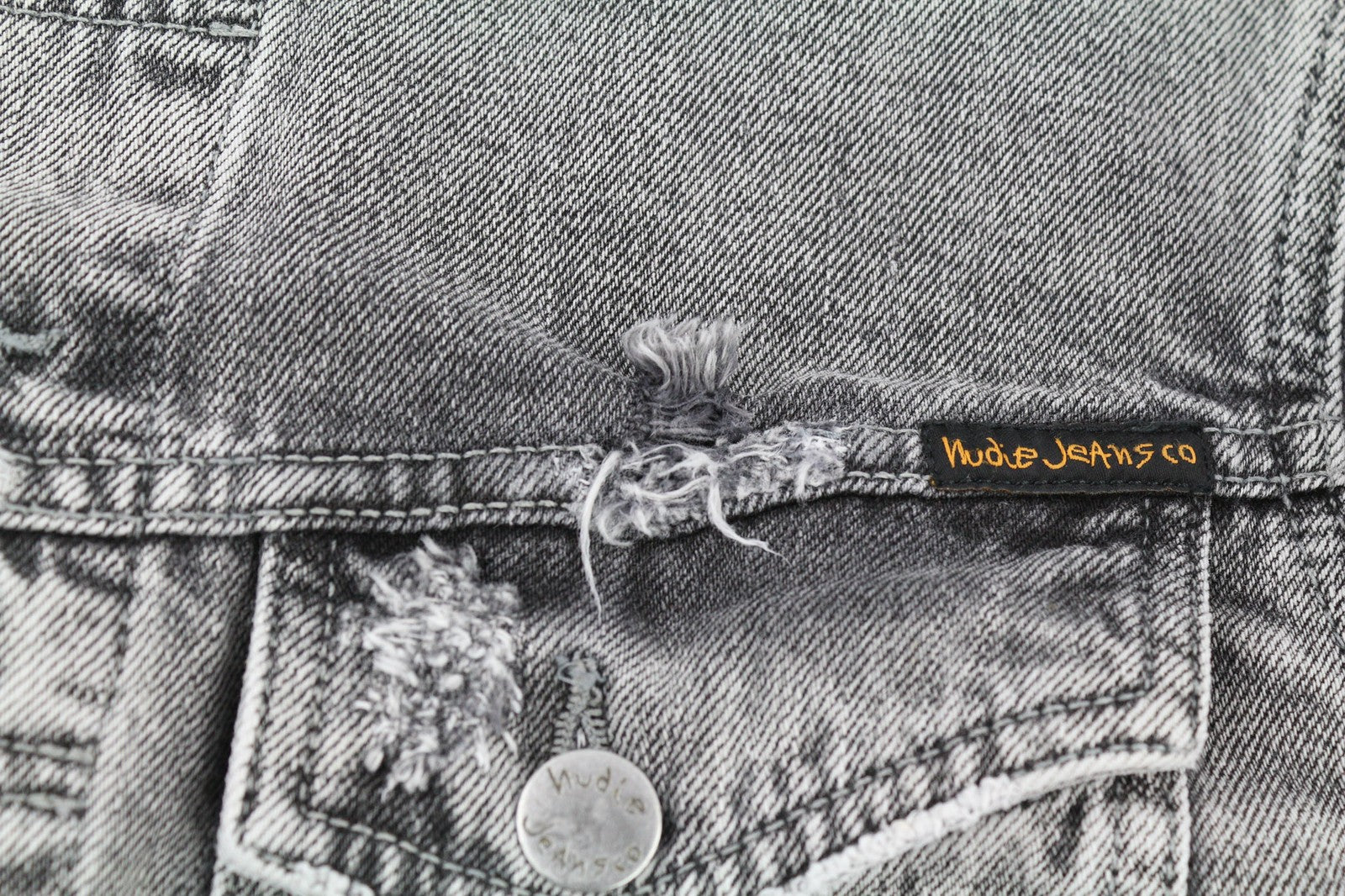 NUDIE Billy šviesiai pilka džinsinė vyriška striukė M su išblukusia sagų užsegimu 