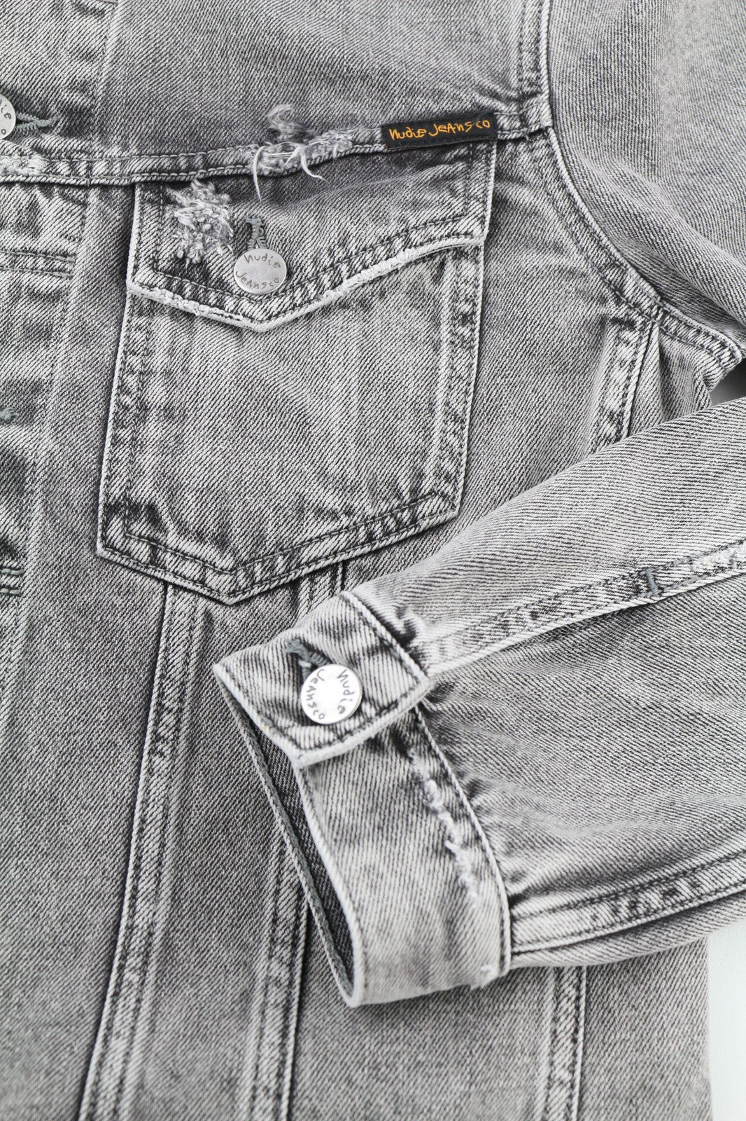 NUDIE Billy šviesiai pilka džinsinė vyriška striukė M su išblukusia sagų užsegimu 