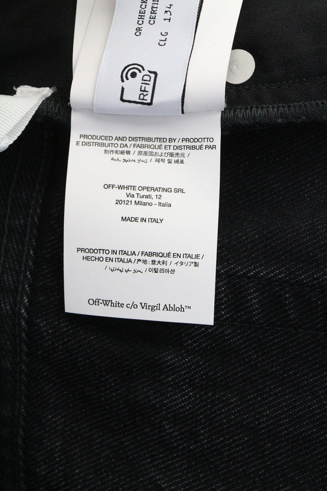 OFF-WHITE vyriški džinsai su užtrauktuku, 34 colių įstrižainės detalėmis, juodi, 100 % medvilnės, rekomenduojama kaina – 550 € 