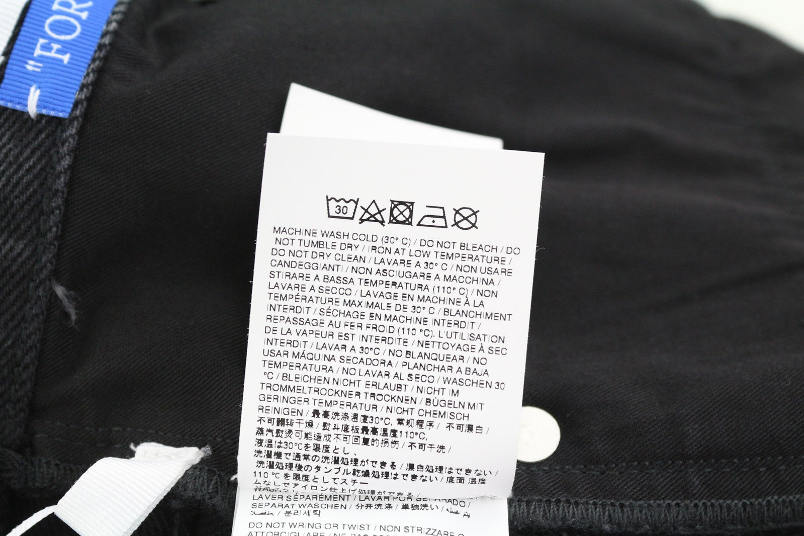 OFF-WHITE vyriški džinsai su užtrauktuku, 34 colių įstrižainės detalėmis, juodi, 100 % medvilnės, rekomenduojama kaina – 550 € 