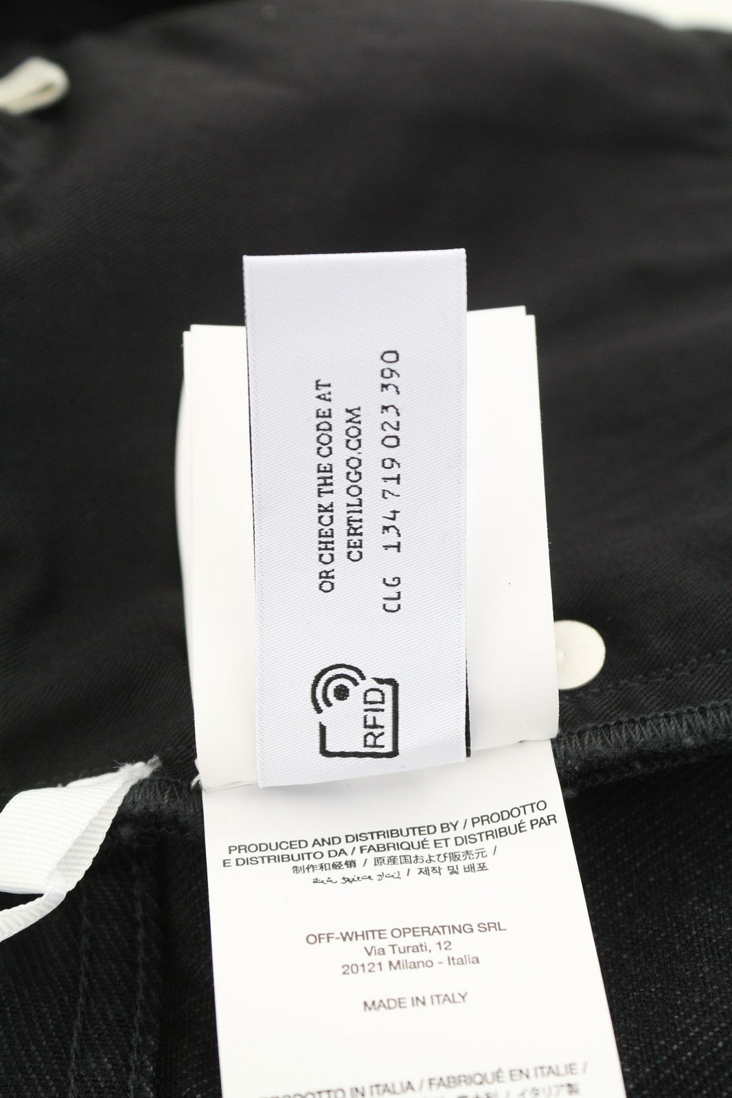 OFF-WHITE vyriški džinsai su užtrauktuku, 34 colių įstrižainės detalėmis, juodi, 100 % medvilnės, rekomenduojama kaina – 550 € 