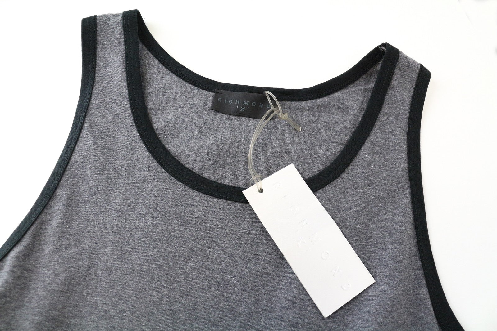 RICHMOND X vyriški marškinėliai ~L tamsiai pilki apvalios apykaklės be rankovių su raštuotu melanžo raštu nugaroje 