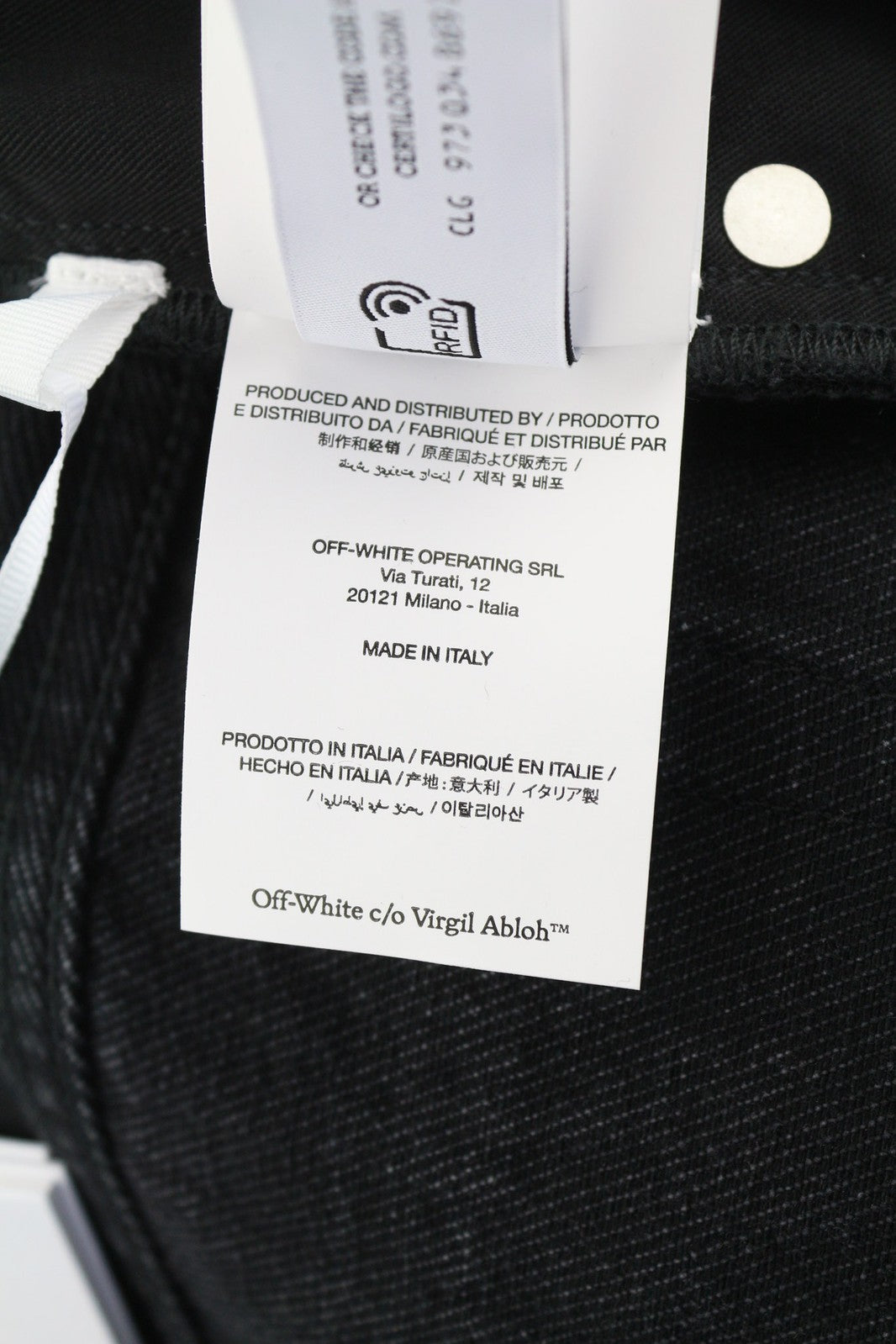 OFF-WHITE vyriški džinsai su užtrauktuku, 30 vnt., detalėmis ir riedlenčių sportbačiu, juodi, su sagomis ir užsegimu. Rekomenduojama kaina – 550 €. 