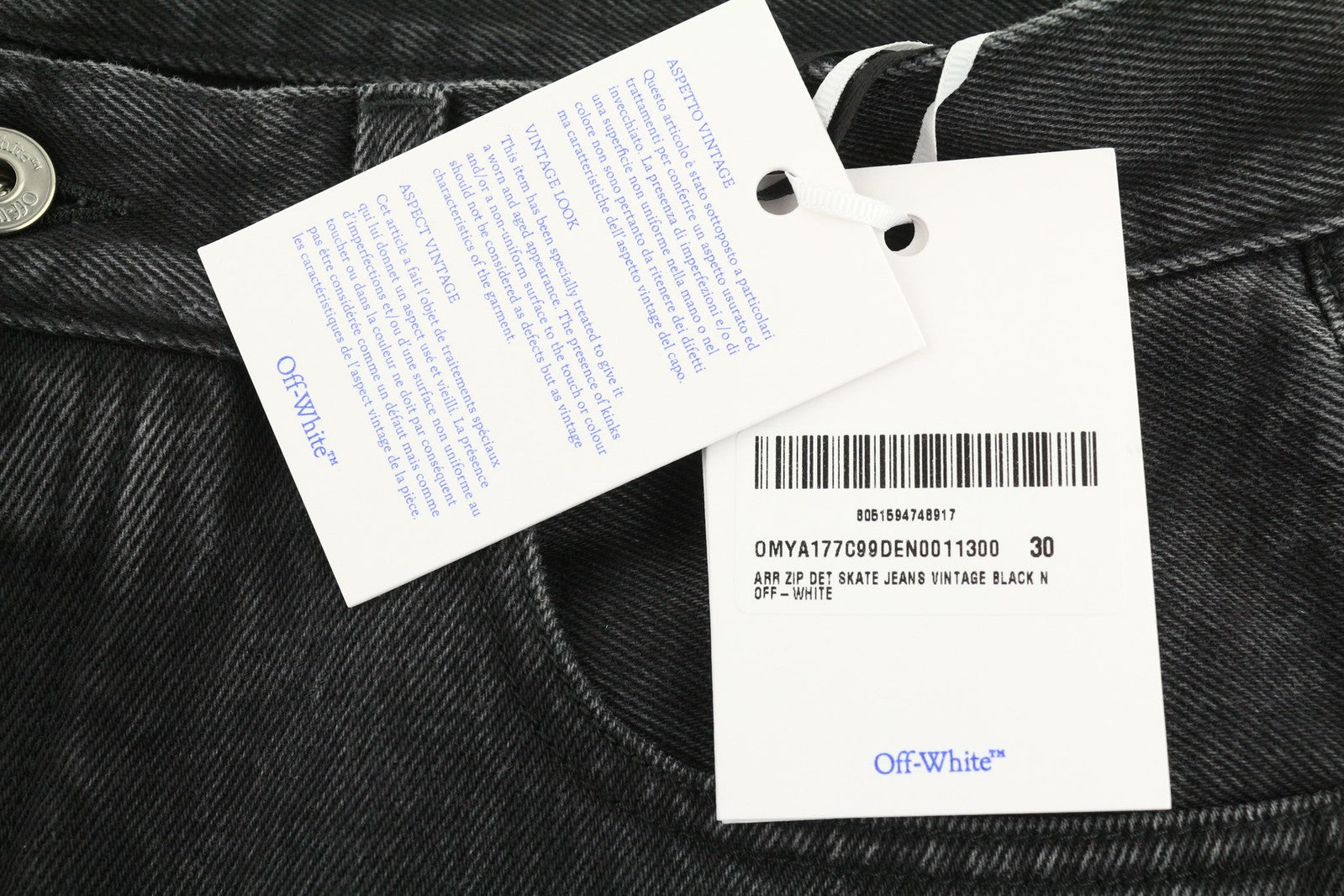 OFF-WHITE vyriški džinsai su užtrauktuku, 30 vnt., detalėmis ir riedlenčių sportbačiu, juodi, su sagomis ir užsegimu. Rekomenduojama kaina – 550 €. 