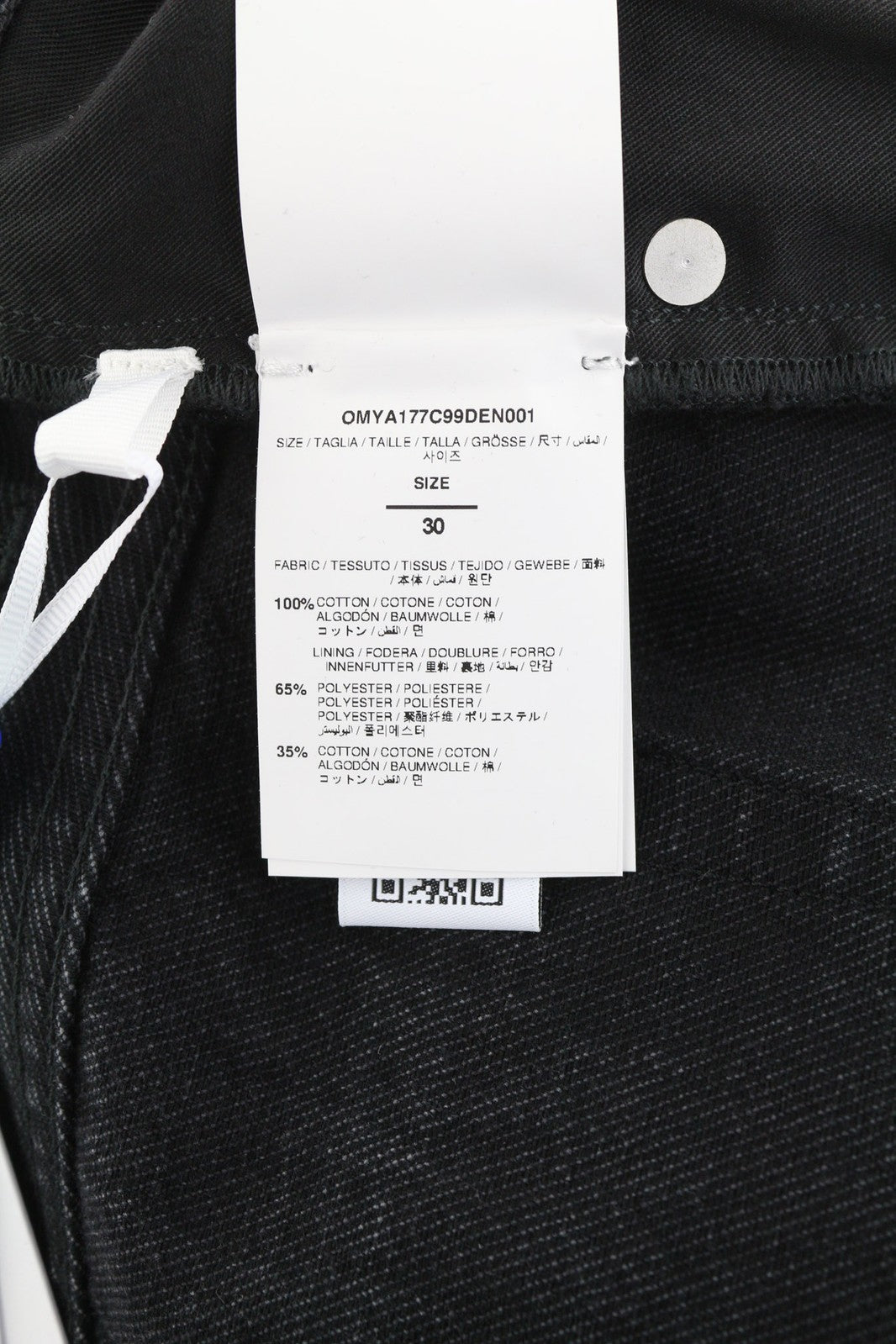 OFF-WHITE vyriški džinsai su užtrauktuku, 30 vnt., detalėmis ir riedlenčių sportbačiu, juodi, su sagomis ir užsegimu. Rekomenduojama kaina – 550 €. 