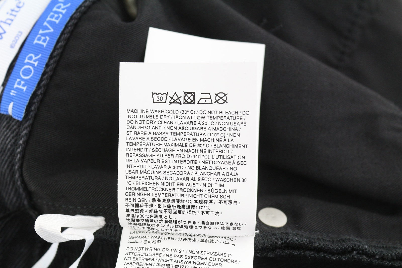 OFF-WHITE vyriški džinsai su užtrauktuku, 30 vnt., detalėmis ir riedlenčių sportbačiu, juodi, su sagomis ir užsegimu. Rekomenduojama kaina – 550 €. 