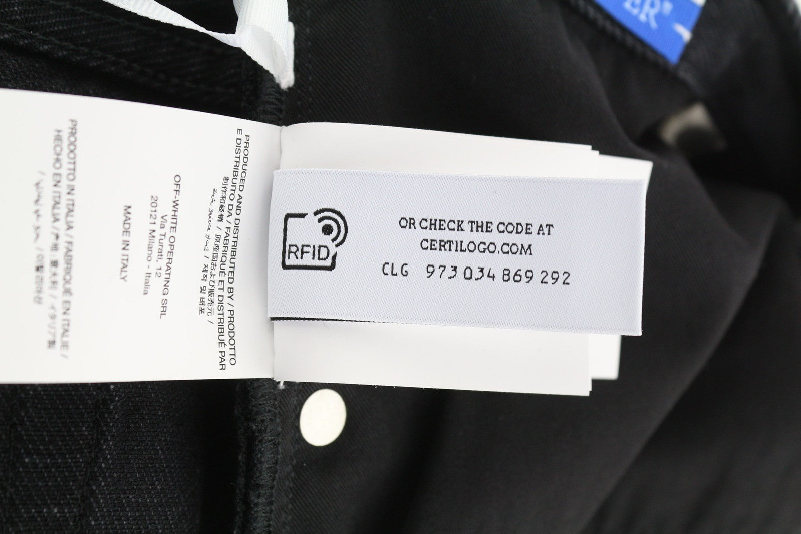 OFF-WHITE vyriški džinsai su užtrauktuku, 30 vnt., detalėmis ir riedlenčių sportbačiu, juodi, su sagomis ir užsegimu. Rekomenduojama kaina – 550 €. 