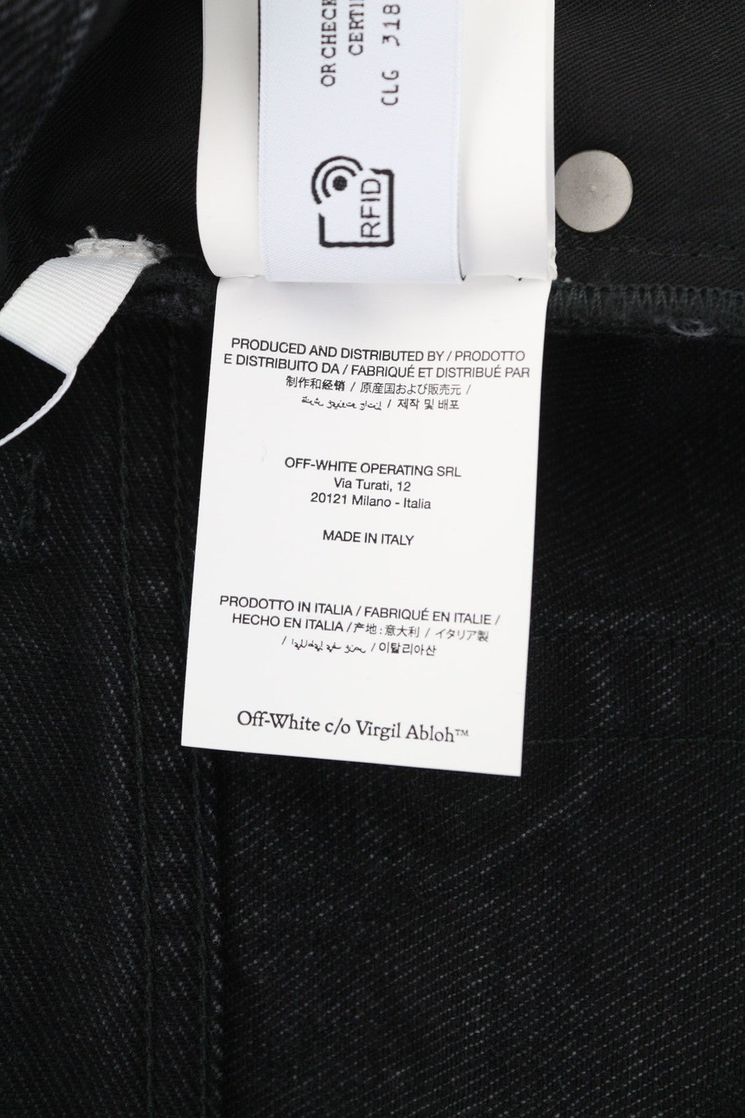 OFF-WHITE vyriški džinsai su užtrauktuku, 31 colio ilgio detalėmis, juodi, su sagomis. Rekomenduojama kaina – 550 €. 