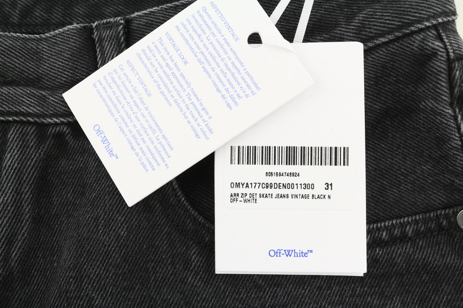 OFF-WHITE vyriški džinsai su užtrauktuku, 31 colio ilgio detalėmis, juodi, su sagomis. Rekomenduojama kaina – 550 €. 