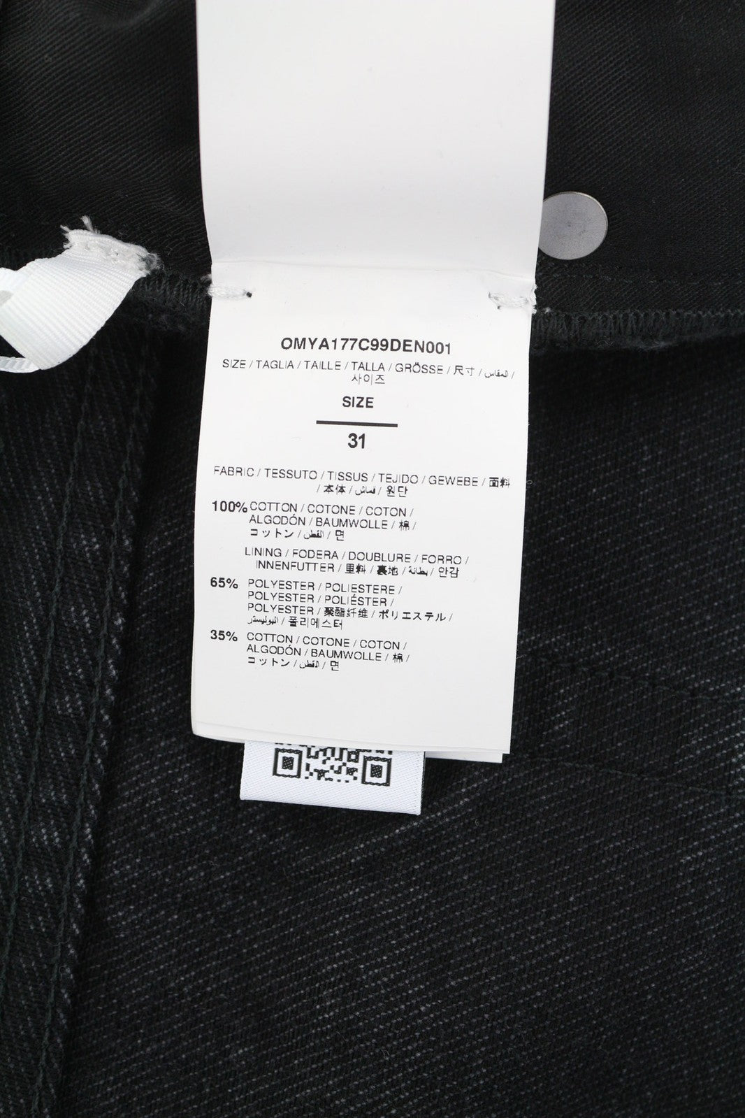 OFF-WHITE vyriški džinsai su užtrauktuku, 31 colio ilgio detalėmis, juodi, su sagomis. Rekomenduojama kaina – 550 €. 