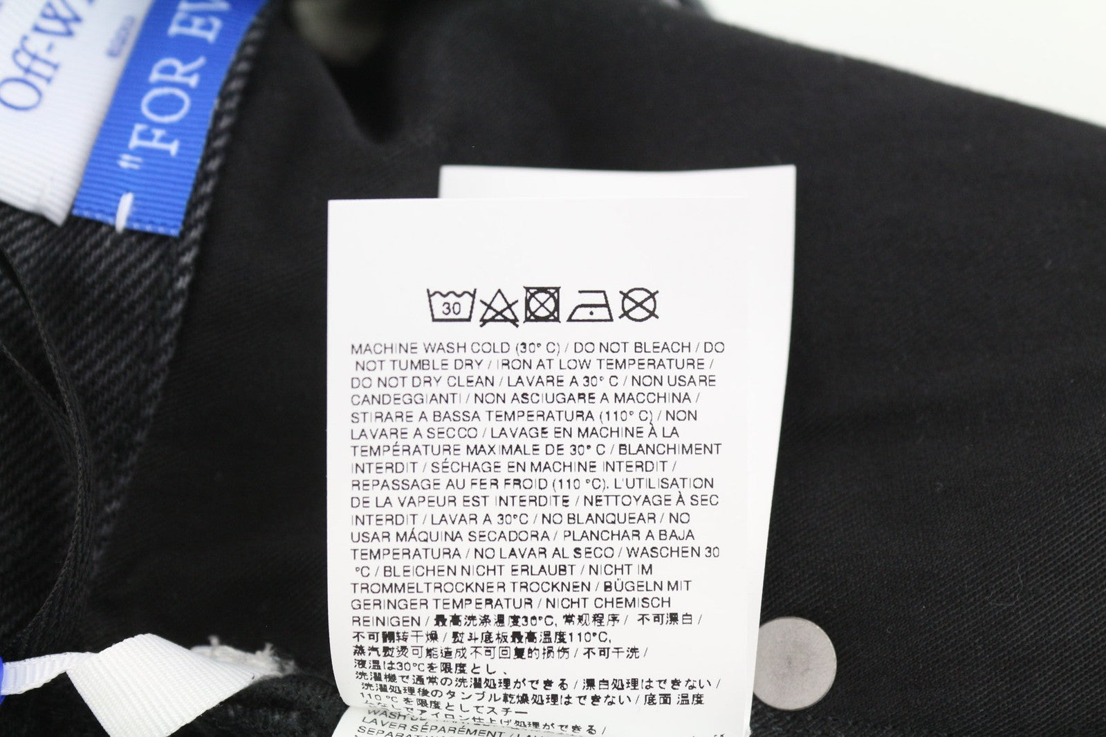 OFF-WHITE vyriški džinsai su užtrauktuku, 31 colio ilgio detalėmis, juodi, su sagomis. Rekomenduojama kaina – 550 €. 