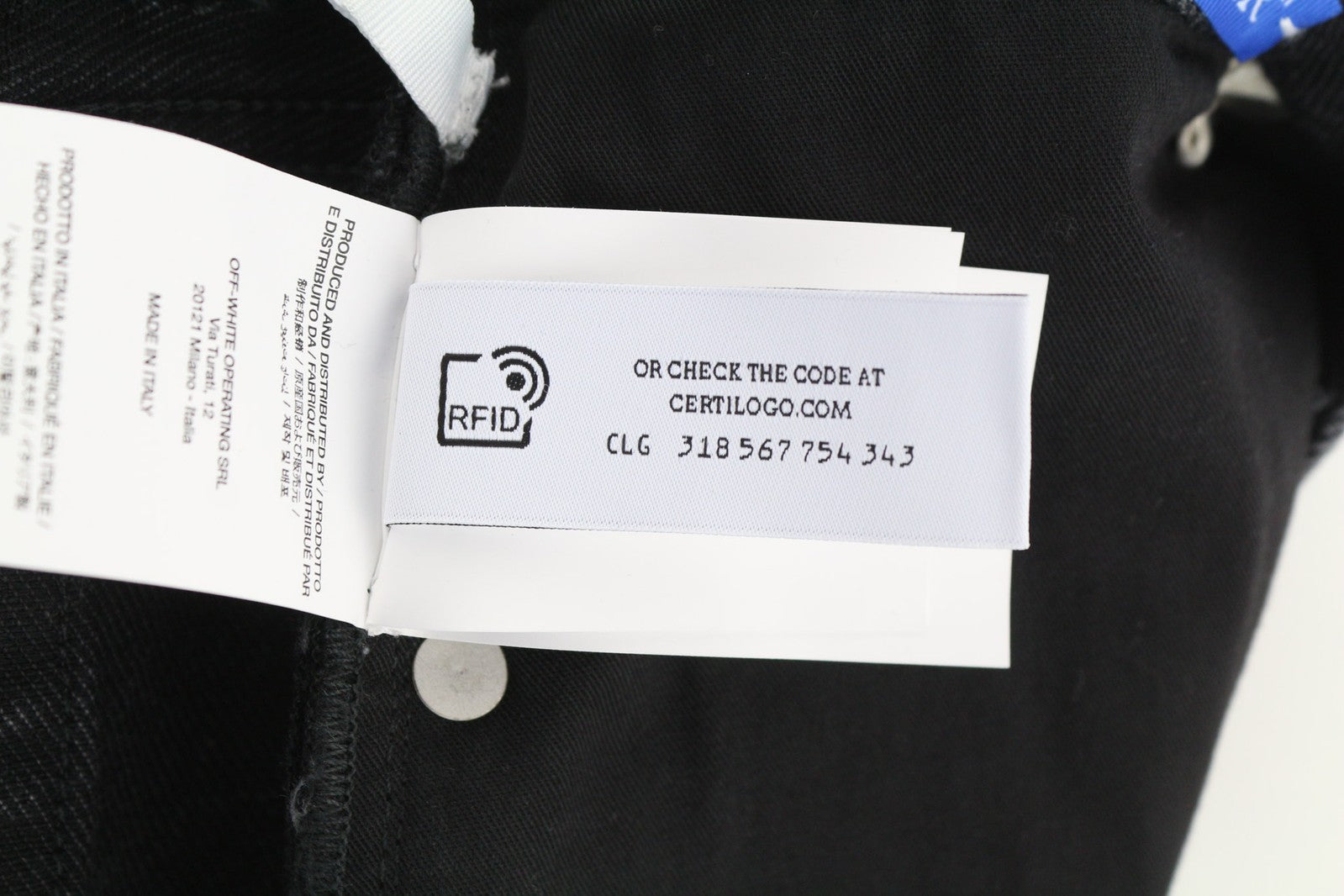 OFF-WHITE vyriški džinsai su užtrauktuku, 31 colio ilgio detalėmis, juodi, su sagomis. Rekomenduojama kaina – 550 €. 