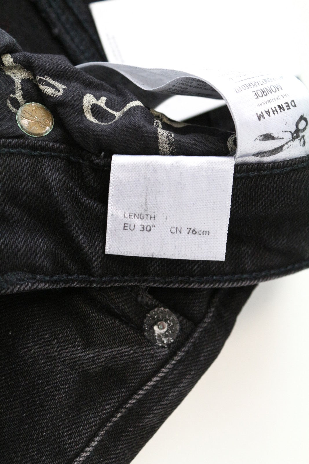 DENHAM Monroe moteriški džinsai W24/L30 siaurėjantys „Girlfriend“ stiliaus, juodi, skalbti 