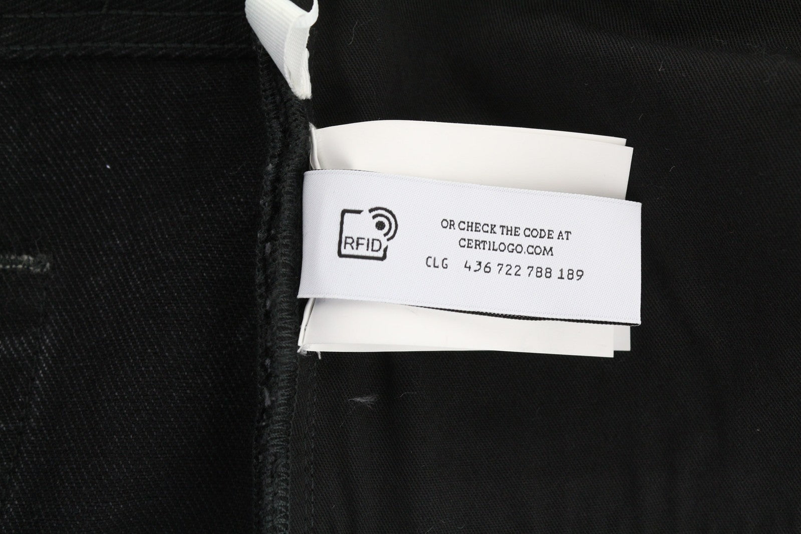 Vyriški džinsai OFF-WHITE, 34 dydžio, siaurėjantys, 100 % medvilnės, juodi, su 5 kišenėmis, rekomenduojama mažmeninė kaina – 475 € 