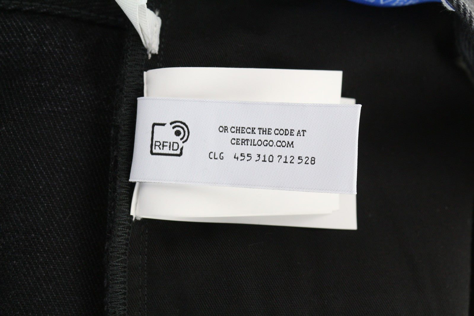 Vyriški džinsai „OFF-WHITE“, 30 dydžio, siaurėjantys, 100 % medvilnės, juodi, su 5 kišenėmis, rekomenduojama mažmeninė kaina – 475 € 