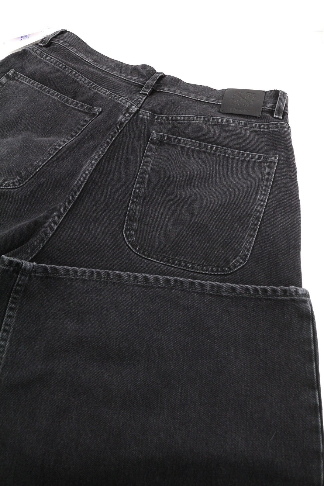 OFF-WHITE vyriški džinsai, 32 cm pločio, vintažiniai, juodi, grynos medvilnės, 5 kišenės, rekomenduojama mažmeninė kaina – 650 € 