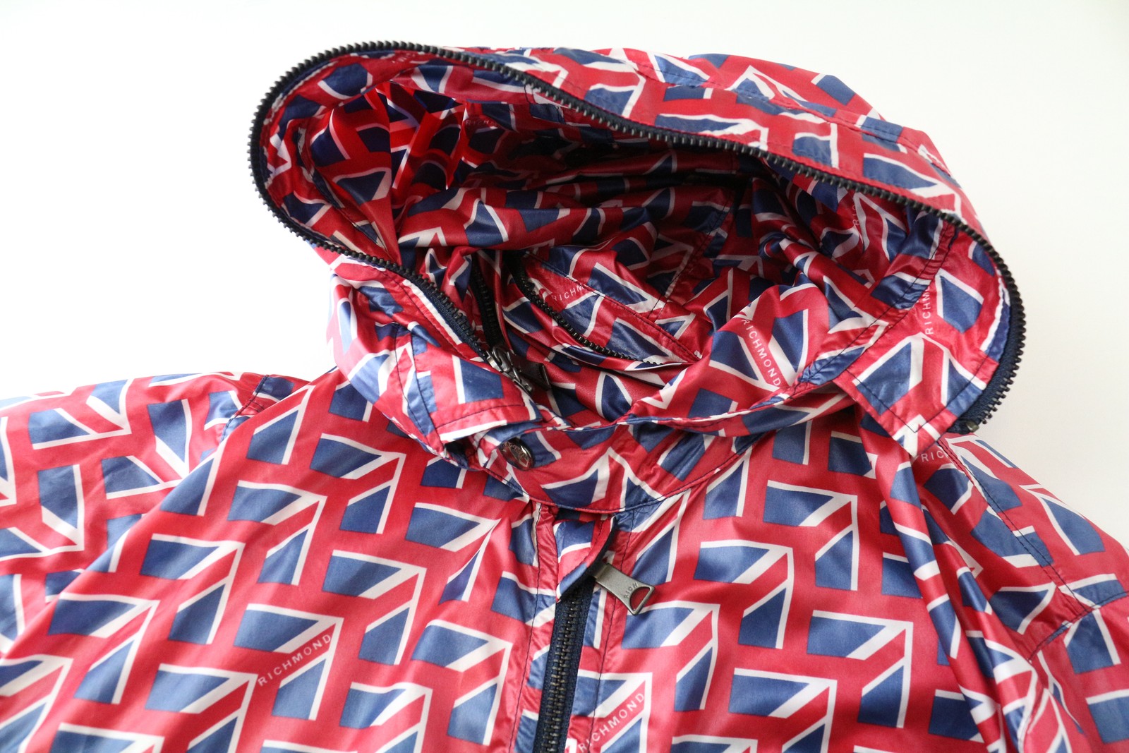 RICHMOND vyriška striukė 48 Spalvinga abstrakti vėjo striukė su paslėptu gobtuvu 