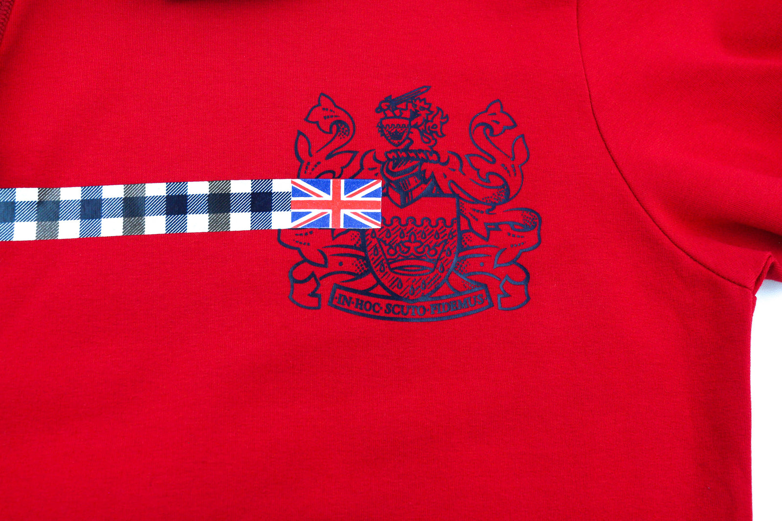 AQUASCUTUM FCIA26 vyriškas džemperis su gobtuvu, raudonas, su kengūros kišene ir logotipu. 