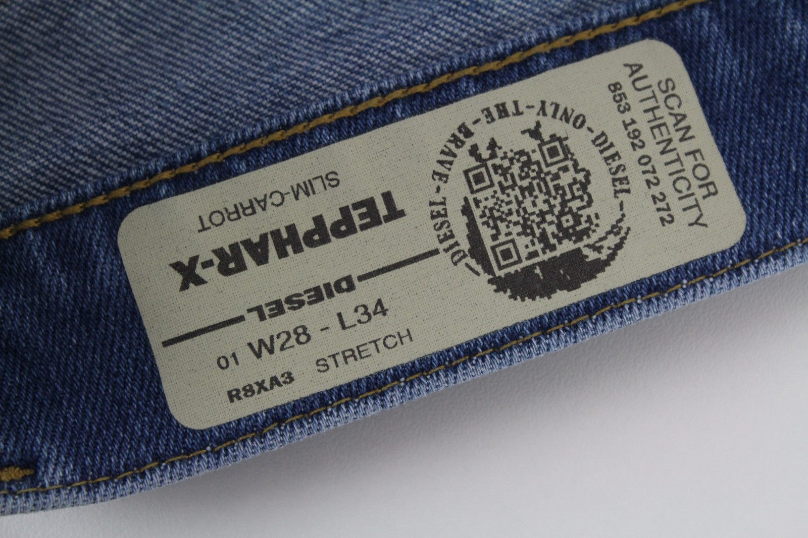 DIESEL Tepphar-X R8XA3 vyriški mėlyni džinsai W28/L34 Slim Carrot Fit skalbti tamprūs džinsai 