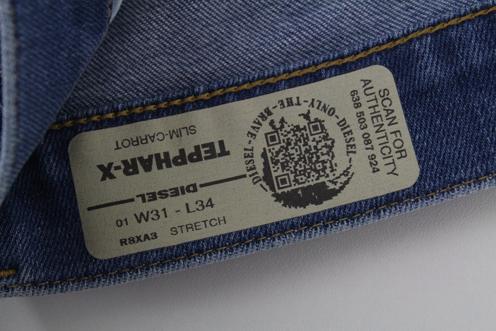 DIESEL Tepphar-X R8XA3 vyriški mėlyni ploni morkų kirpimo džinsai W31/L34 skalbto džinso spalvos 