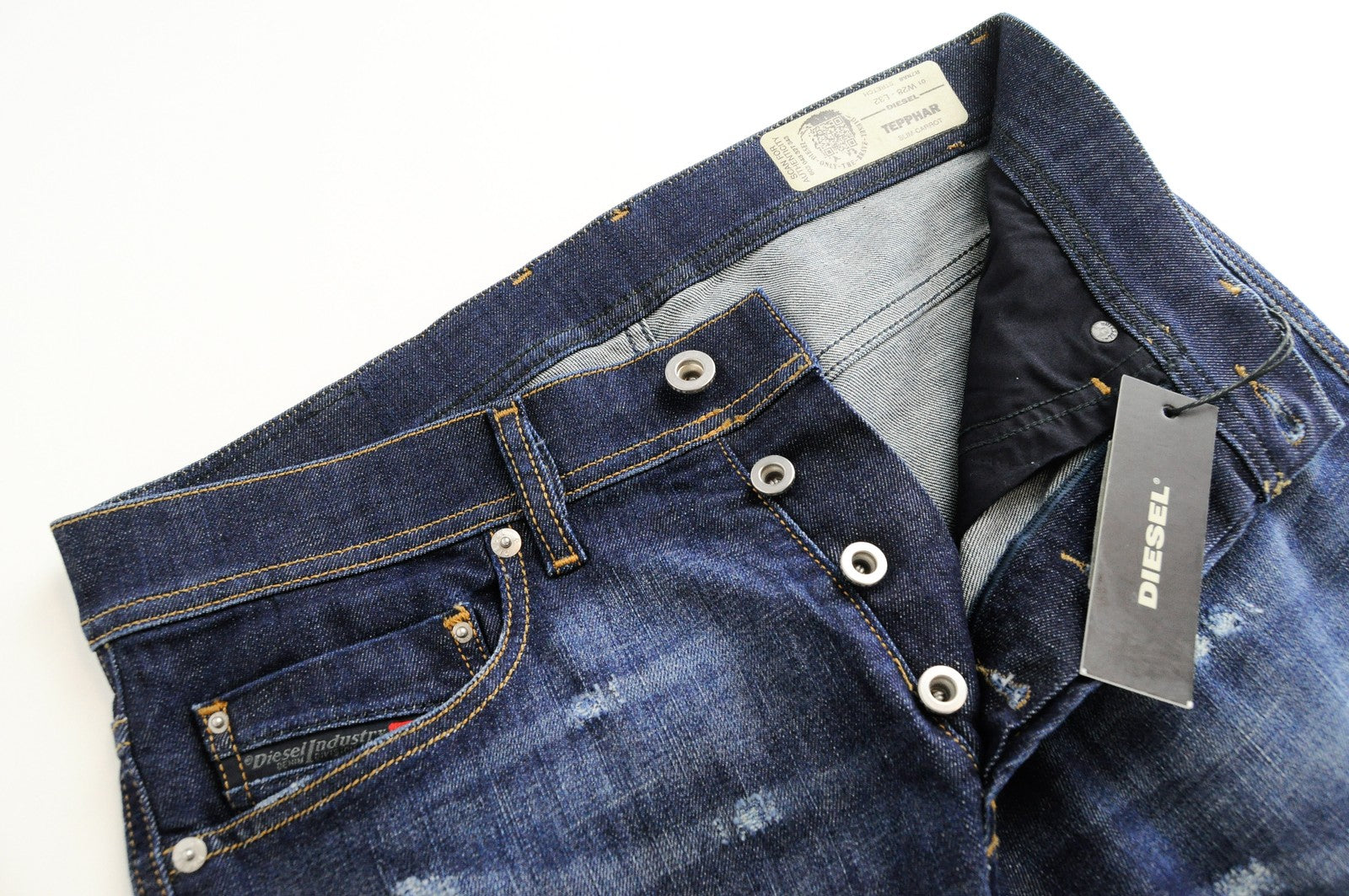 DIESEL Tepphar R7NA8 vyriški mėlyni ploni morkų kirpimo džinsai W28/L32 sendinti, su dilimu 