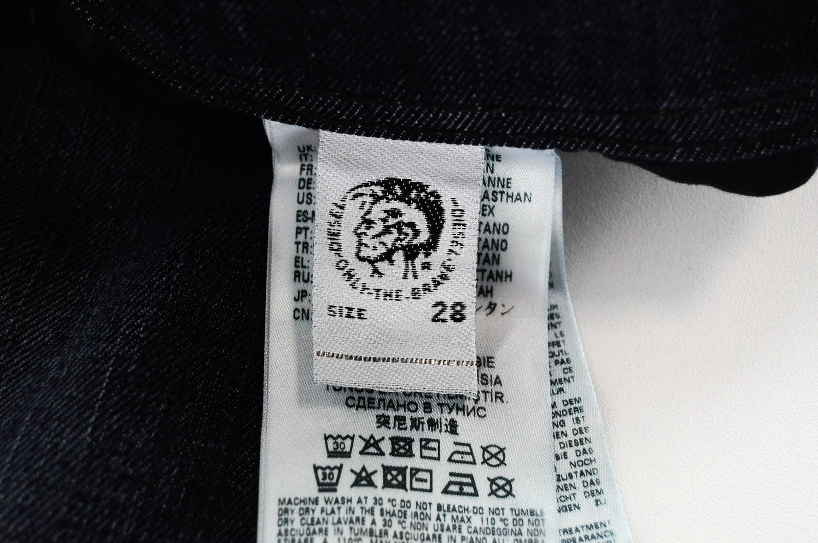 DIESEL Tepphar R7NA8 vyriški mėlyni ploni morkų kirpimo džinsai W28/L32 sendinti, su dilimu 