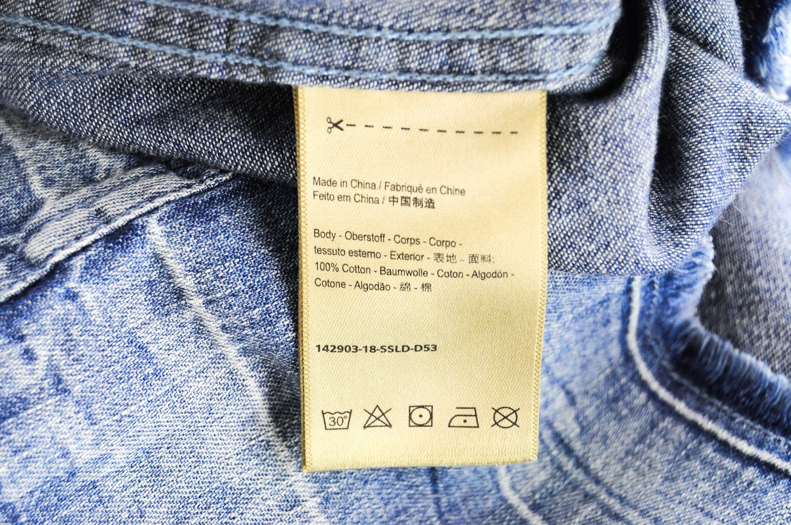 SCOTCH &amp; SODA Ams Blauw vyriški marškinėliai S mėlyni džinsinio stiliaus su plėšyta puse sagų