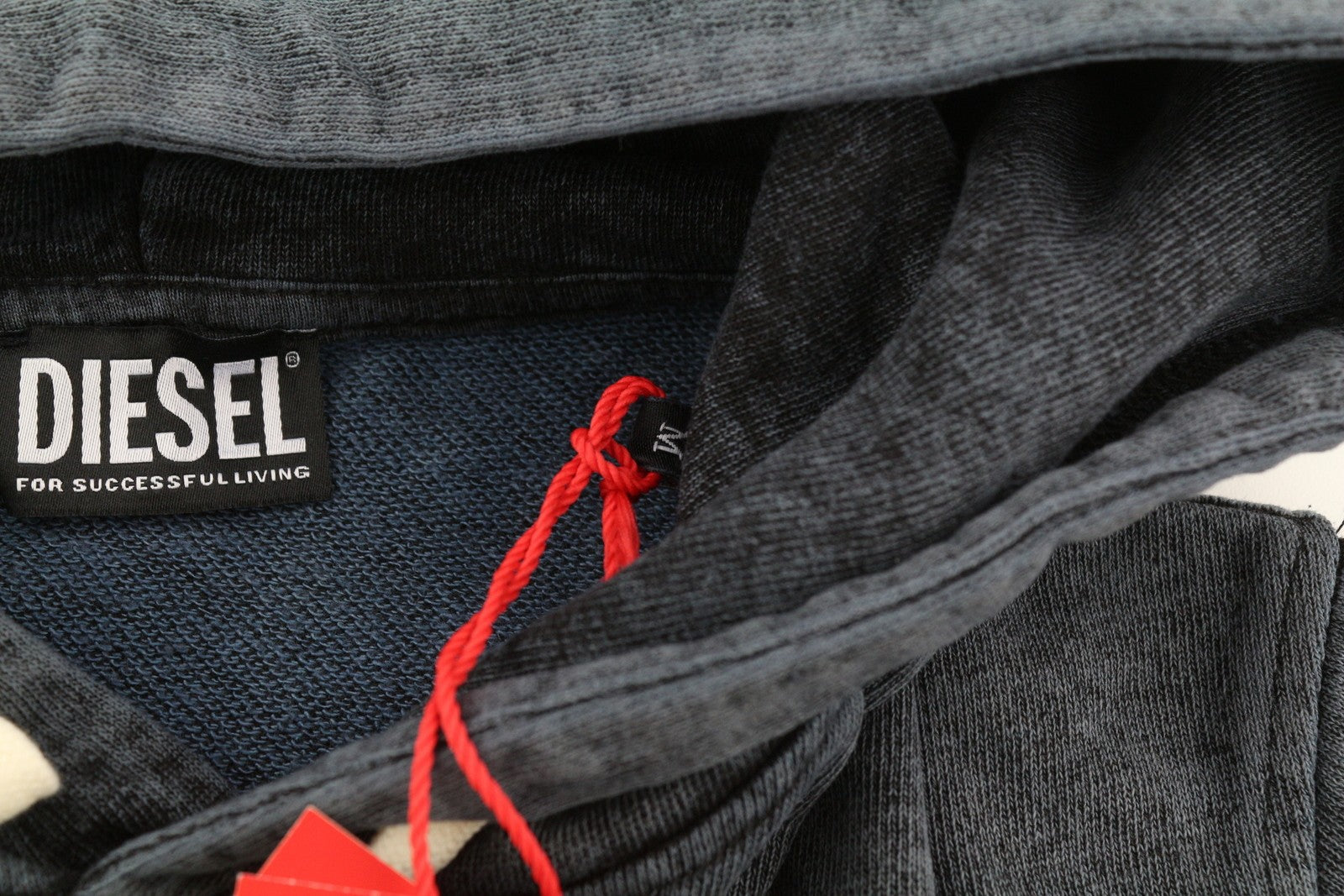 DIESEL S-Ginn-Hood-E1 vyriškas džemperis su gobtuvu M, pilkos spalvos, su gobtuvu, kengūros spalvos, rekomenduojama kaina – 195 € 