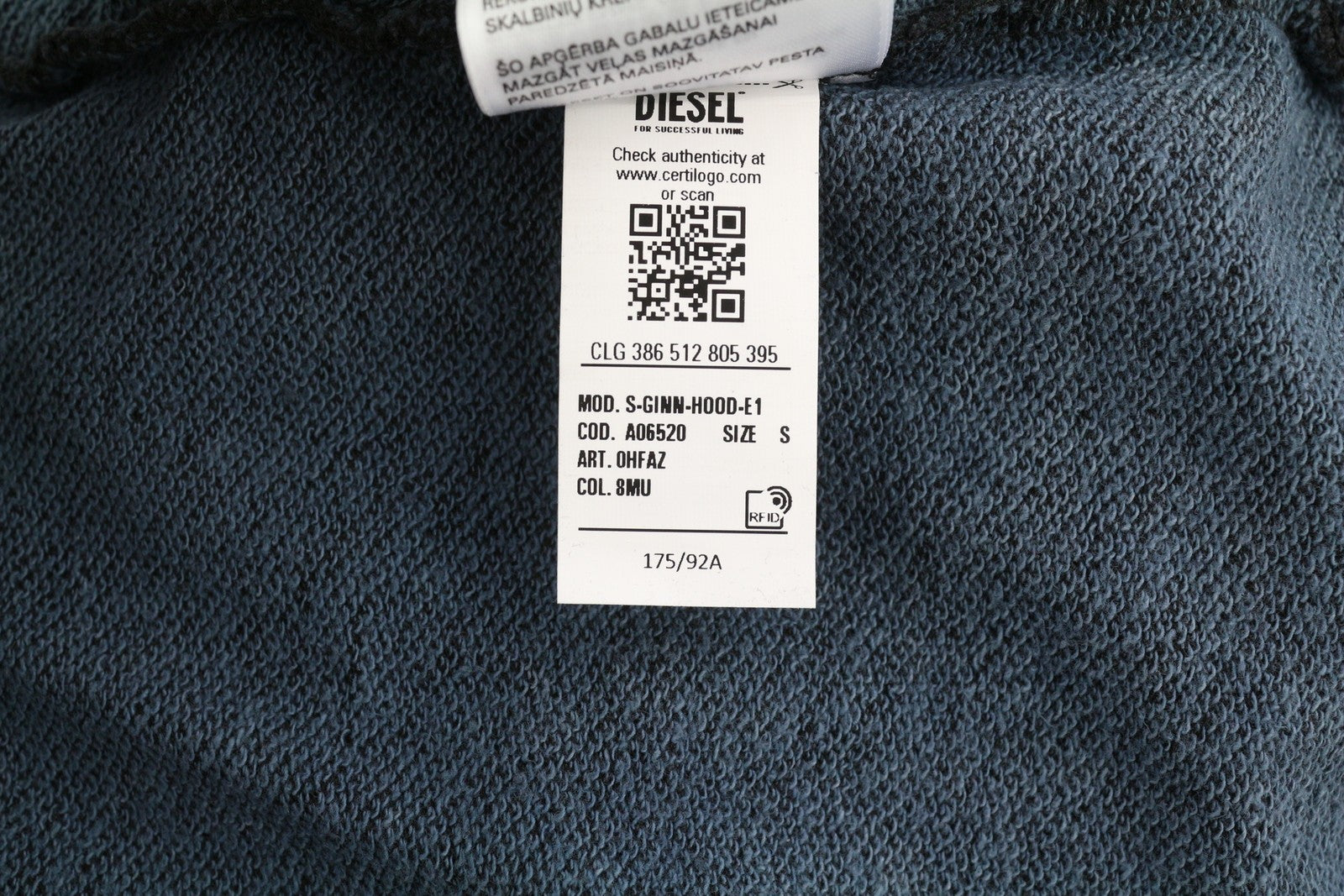 DIESEL S-Ginn-Hood-E1 vyriškas džemperis su gobtuvu S, pilkos spalvos, su gobtuvu, kengūros spalvos, rekomenduojama kaina – 195 € 