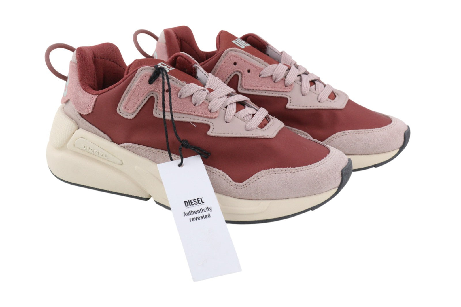 DIESEL S-Serendipity LC moteriški sportbačiai, EU35, UK3, suvarstomi, žemakulniai, violetiniai, rekomenduojama kaina – 150 € 