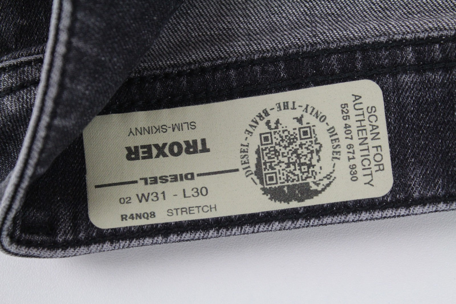 DIESEL Troxer R4NQ8 vyriški džinsai W31/L30 Slim Fit, skalbtos pilkos spalvos, tamprios medvilnės medžiagos 