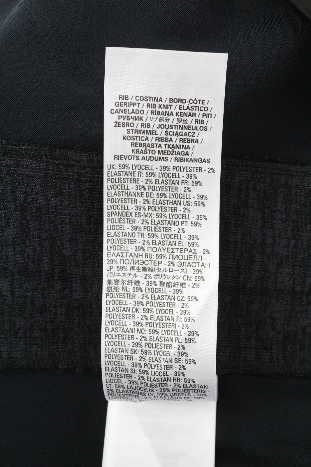 DIESEL T-Opuntia moteriška striukė M, juoda, su užtrauktuku ir užlopytomis kišenėmis, rekomenduojama kaina – 250 € 