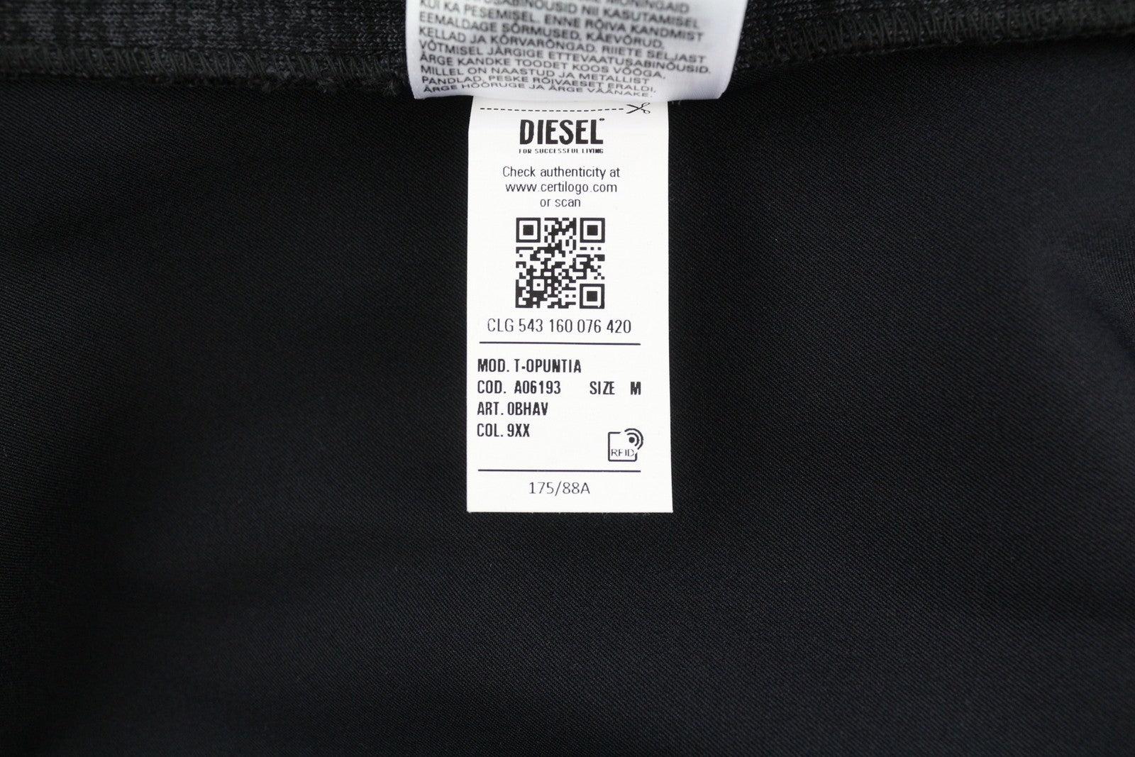 DIESEL T-Opuntia moteriška striukė M, juoda, su užtrauktuku ir užlopytomis kišenėmis, rekomenduojama kaina – 250 € 