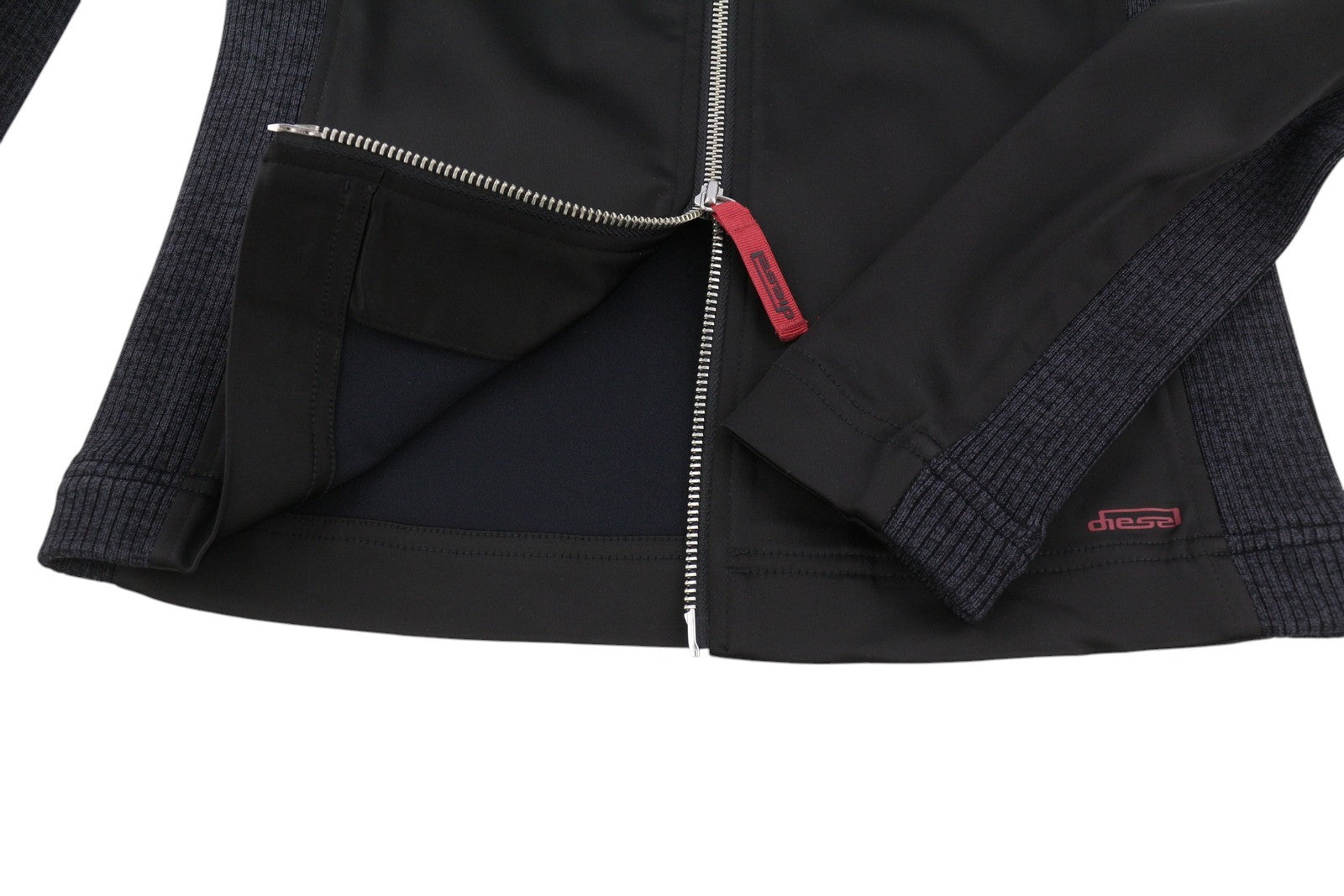 DIESEL T-Opuntia moteriška striukė M, juoda, su užtrauktuku ir užlopytomis kišenėmis, rekomenduojama kaina – 250 € 