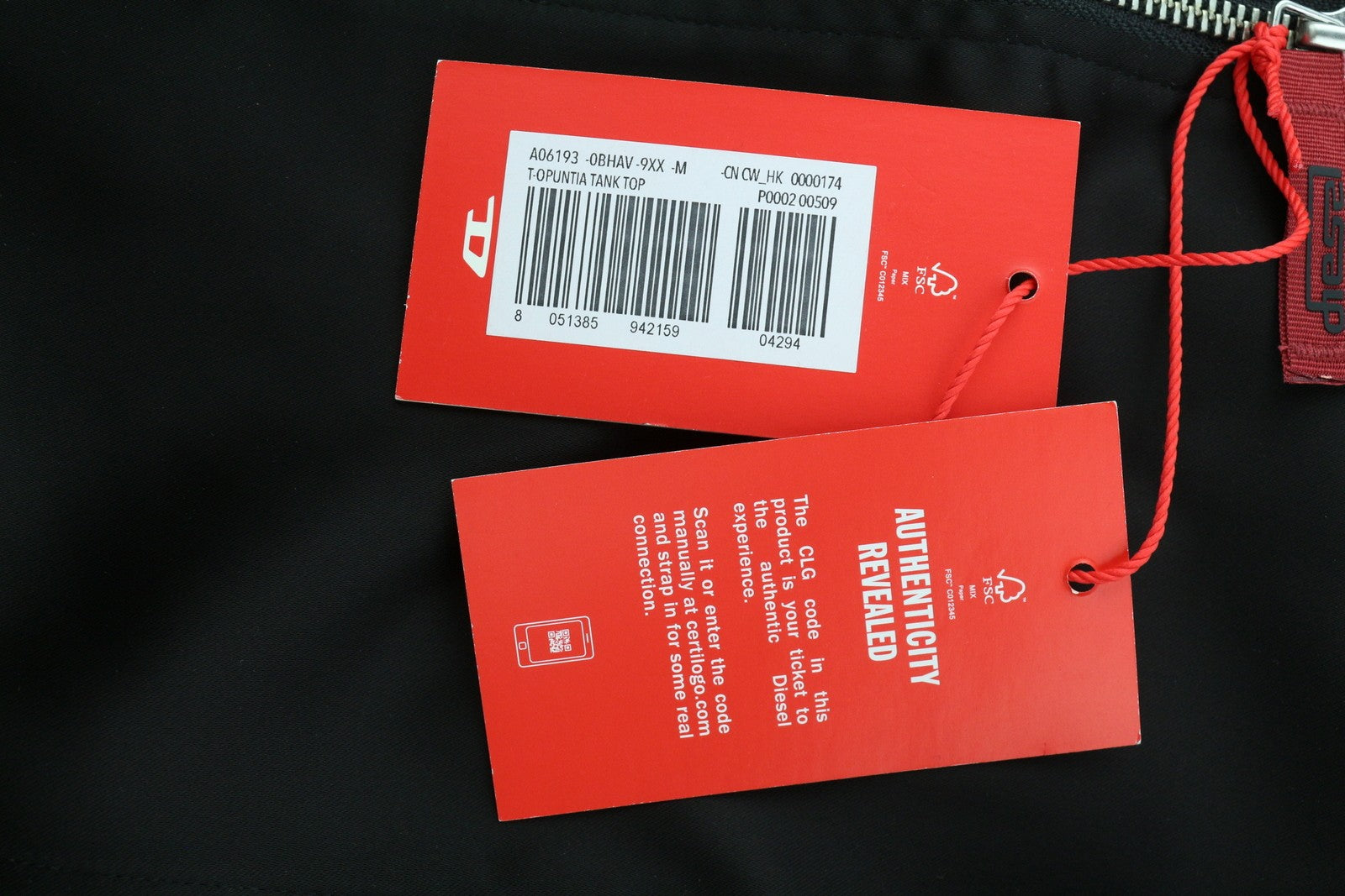 DIESEL T-Opuntia moteriška striukė M, juoda, su užtrauktuku ir užlopytomis kišenėmis, rekomenduojama kaina – 250 € 