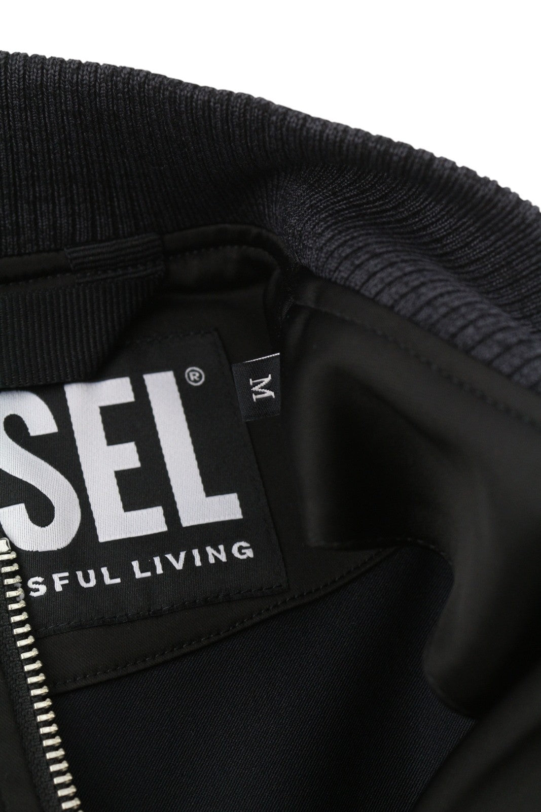 DIESEL T-Opuntia moteriška striukė M, juoda, su užtrauktuku ir užlopytomis kišenėmis, rekomenduojama kaina – 250 € 