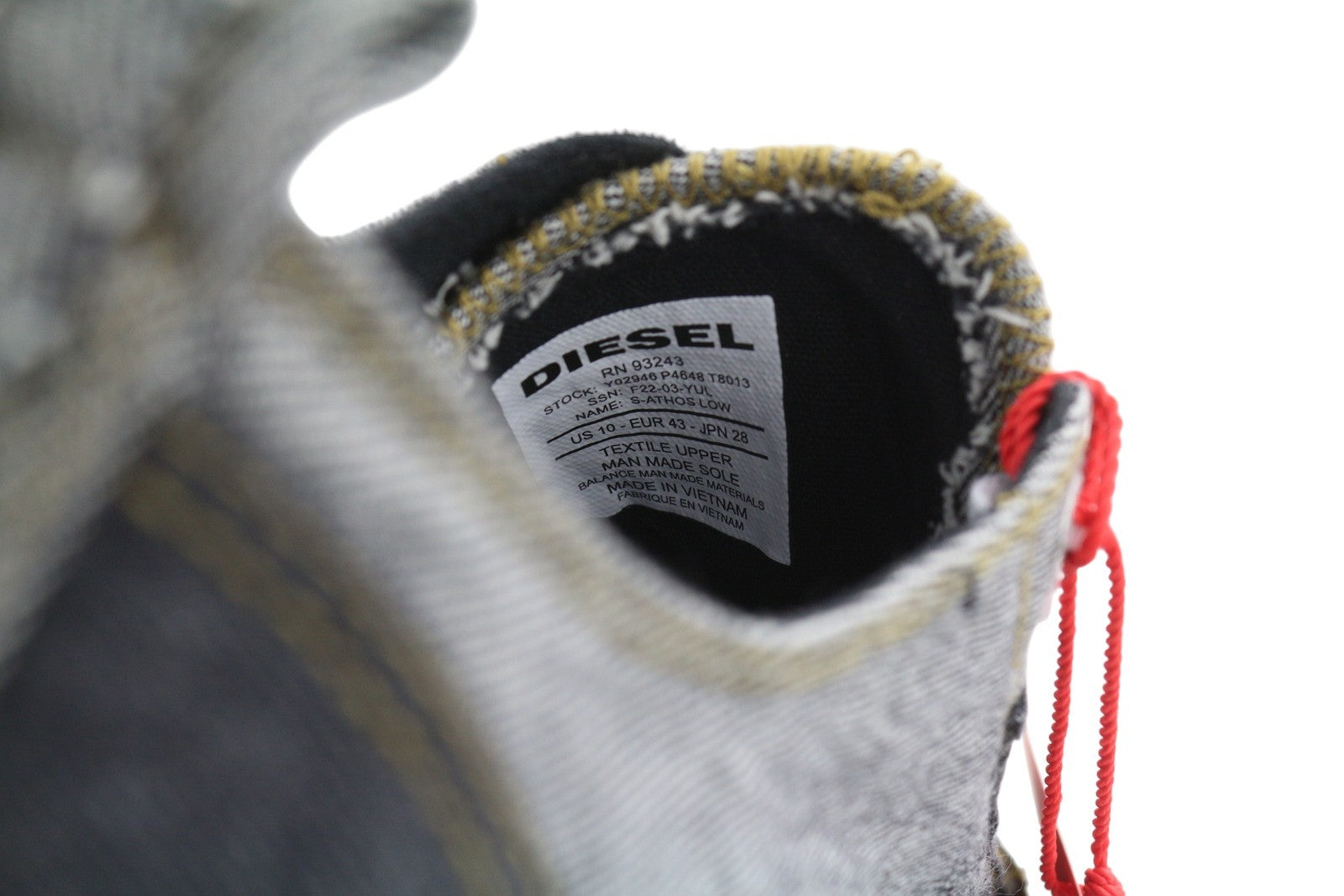 DIESEL S-Athos žemakulniai vyriški sportbačiai, 43 dydžio, juodo džinso spalvos, suvarstomi, migdolų spalvos nosimi, rekomenduojama kaina – 160 €. 