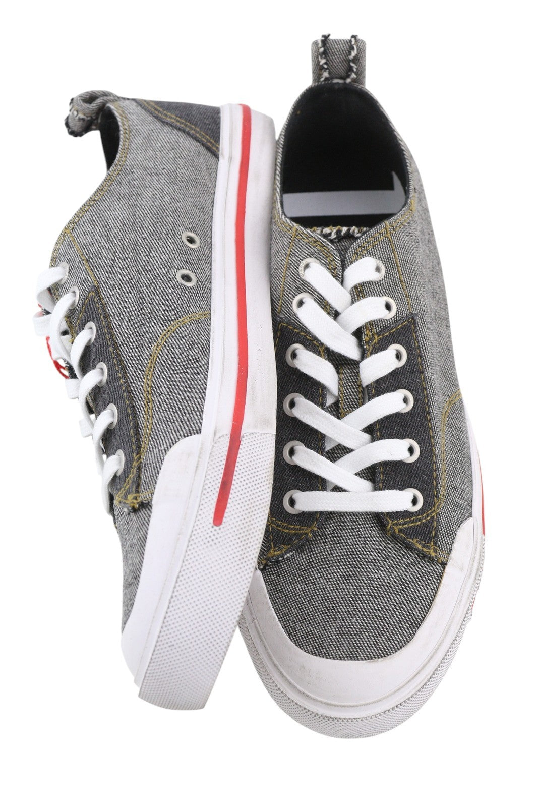 DIESEL S-Athos žemakulniai vyriški sportbačiai, 43 dydžio, juodo džinso spalvos, suvarstomi, migdolų spalvos nosimi, rekomenduojama kaina – 160 €. 