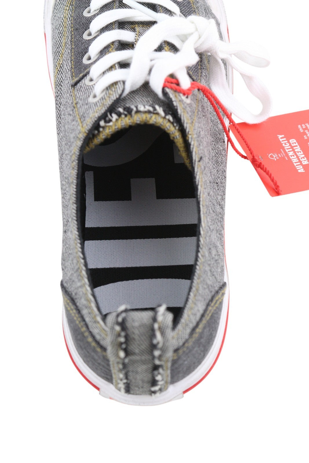 DIESEL S-Athos žemakulniai vyriški sportbačiai, EU41, juodi džinsiniai, suvarstomi, migdolų spalvos, rekomenduojama kaina – 160 € 