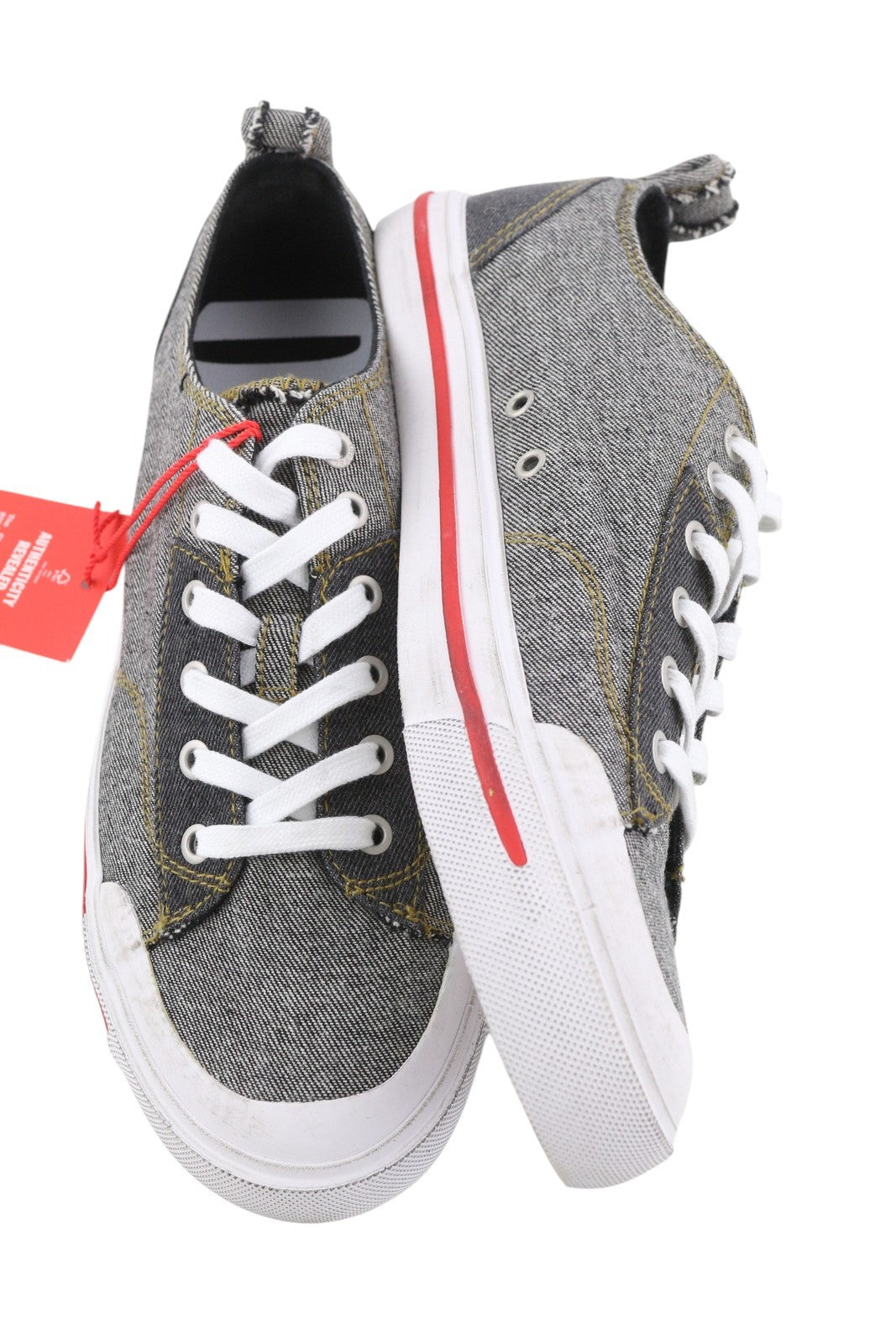 DIESEL S-Athos žemakulniai vyriški sportbačiai, EU41, juodi džinsiniai, suvarstomi, migdolų spalvos, rekomenduojama kaina – 160 € 