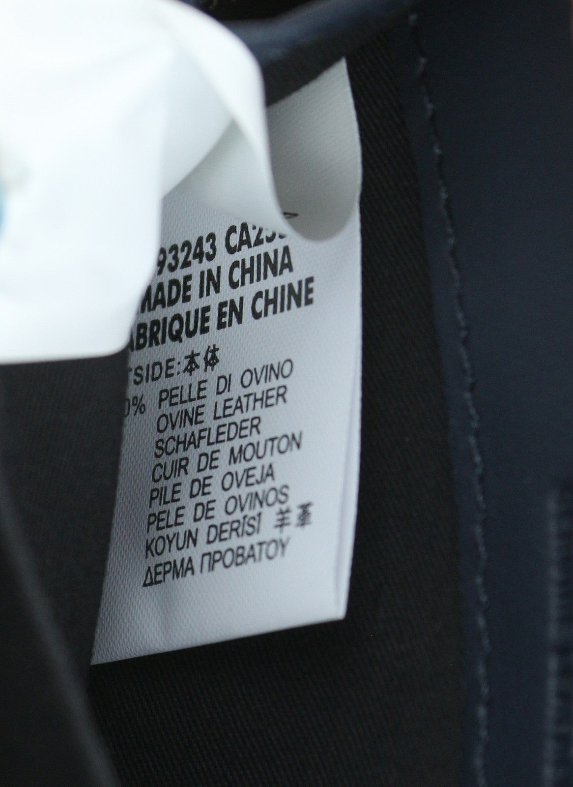 DIESEL Leathergo Japaround moteriška piniginė su tamsiai mėlyna užtrauktuku, rekomenduojama kaina – 140 € 