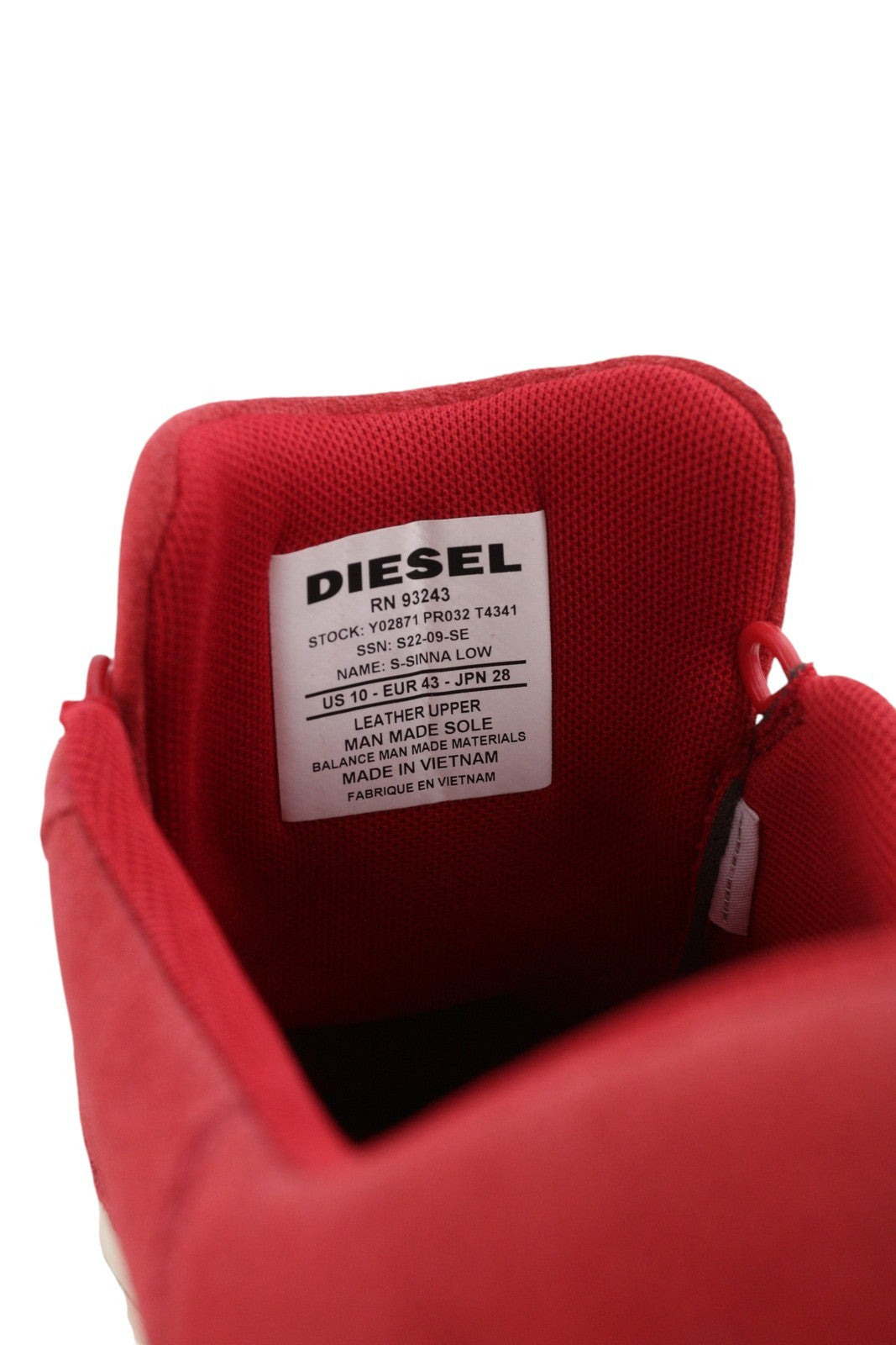 DIESEL S-Sinna žemakulniai vyriški sportbačiai, raudoni, odiniai, žema pakulnė, suvarstomi logotipu, rekomenduojama kaina – 150 € 