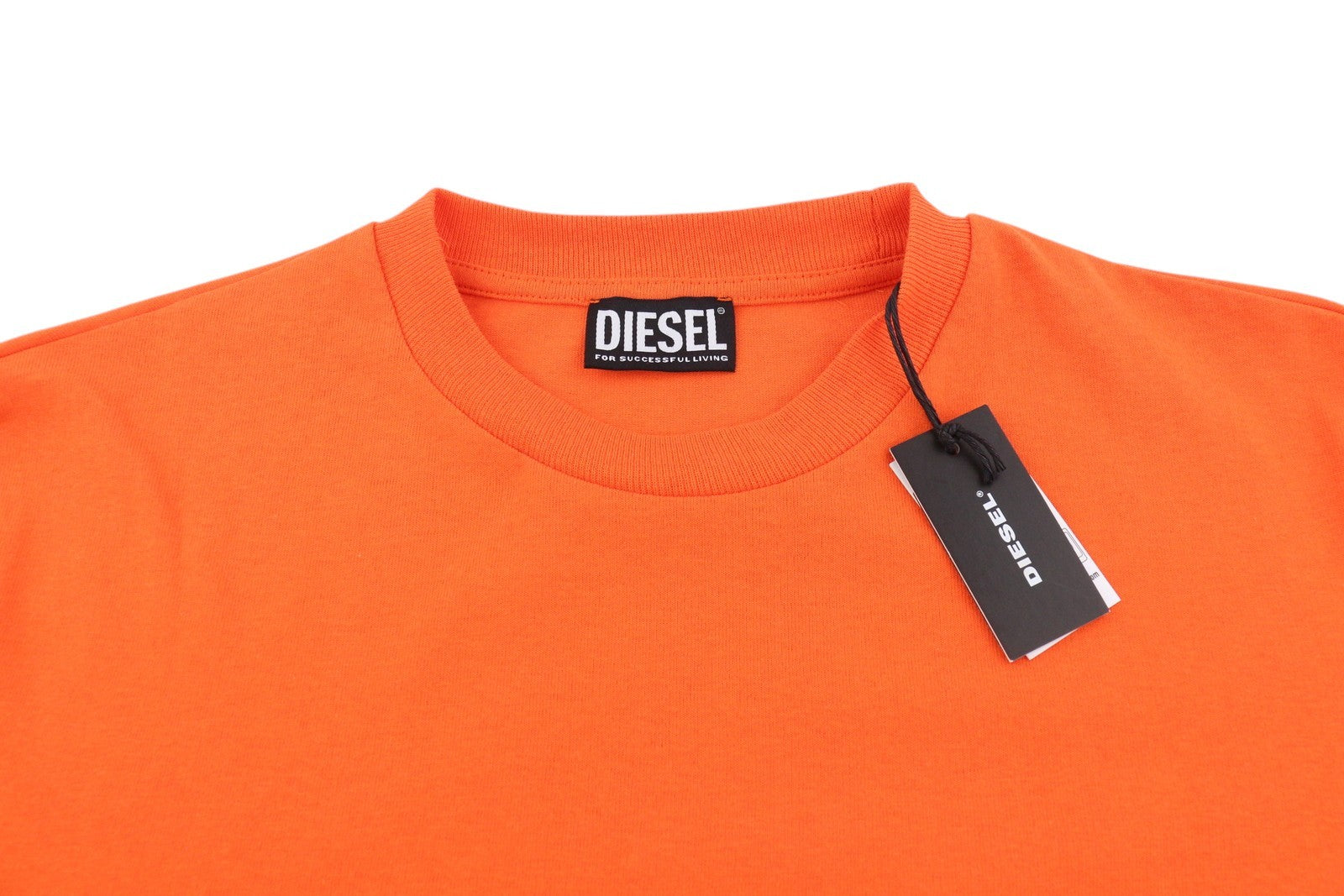 DIESEL T-Just-LS-B51 vyriški marškinėliai M, oranžiniai, apvalia apykakle, ilgomis rankovėmis, medvilniniai. Rekomenduojama kaina – 80 €. 