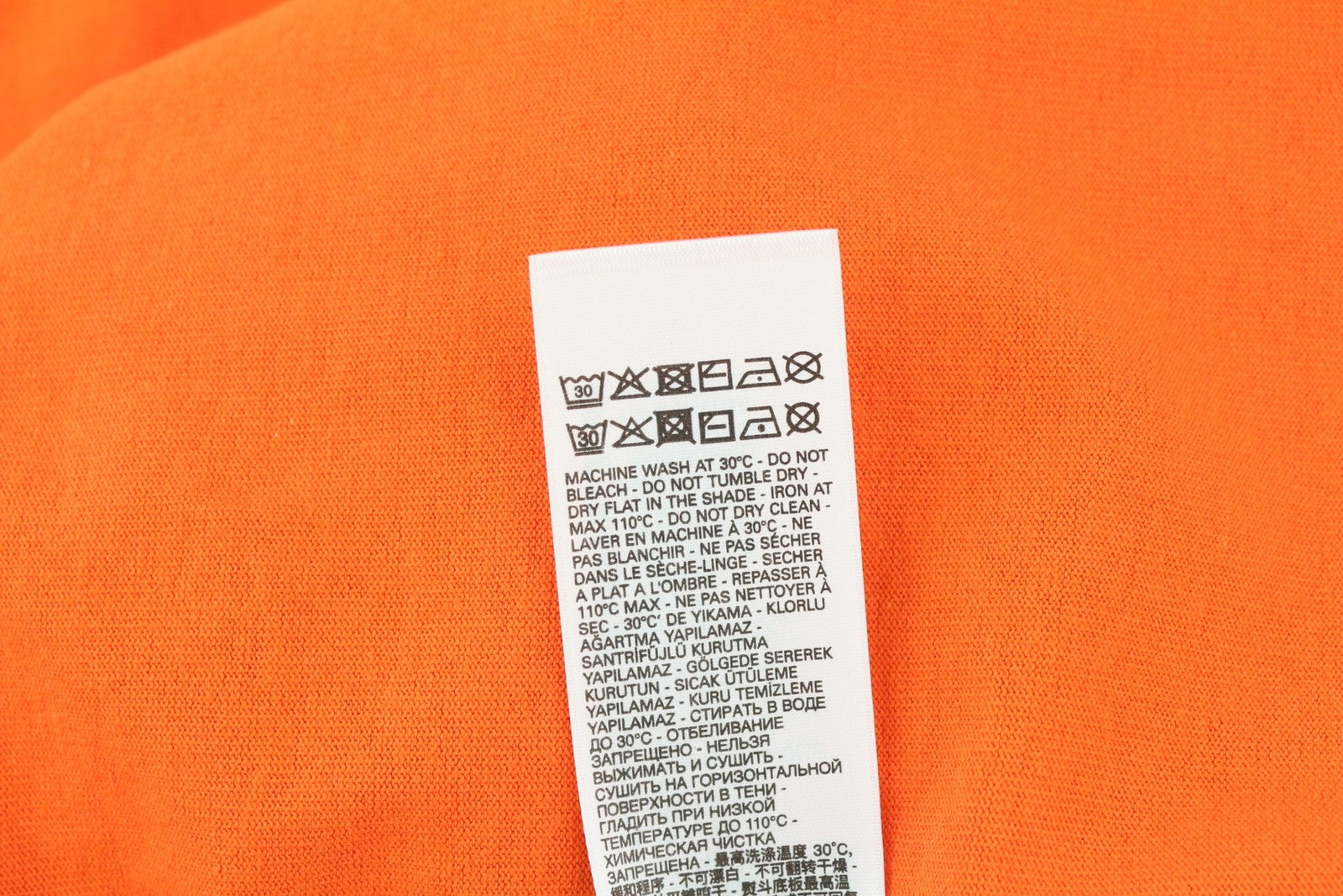 DIESEL T-Just-LS-B51 vyriški marškinėliai M, oranžiniai, apvalia apykakle, ilgomis rankovėmis, medvilniniai. Rekomenduojama kaina – 80 €. 