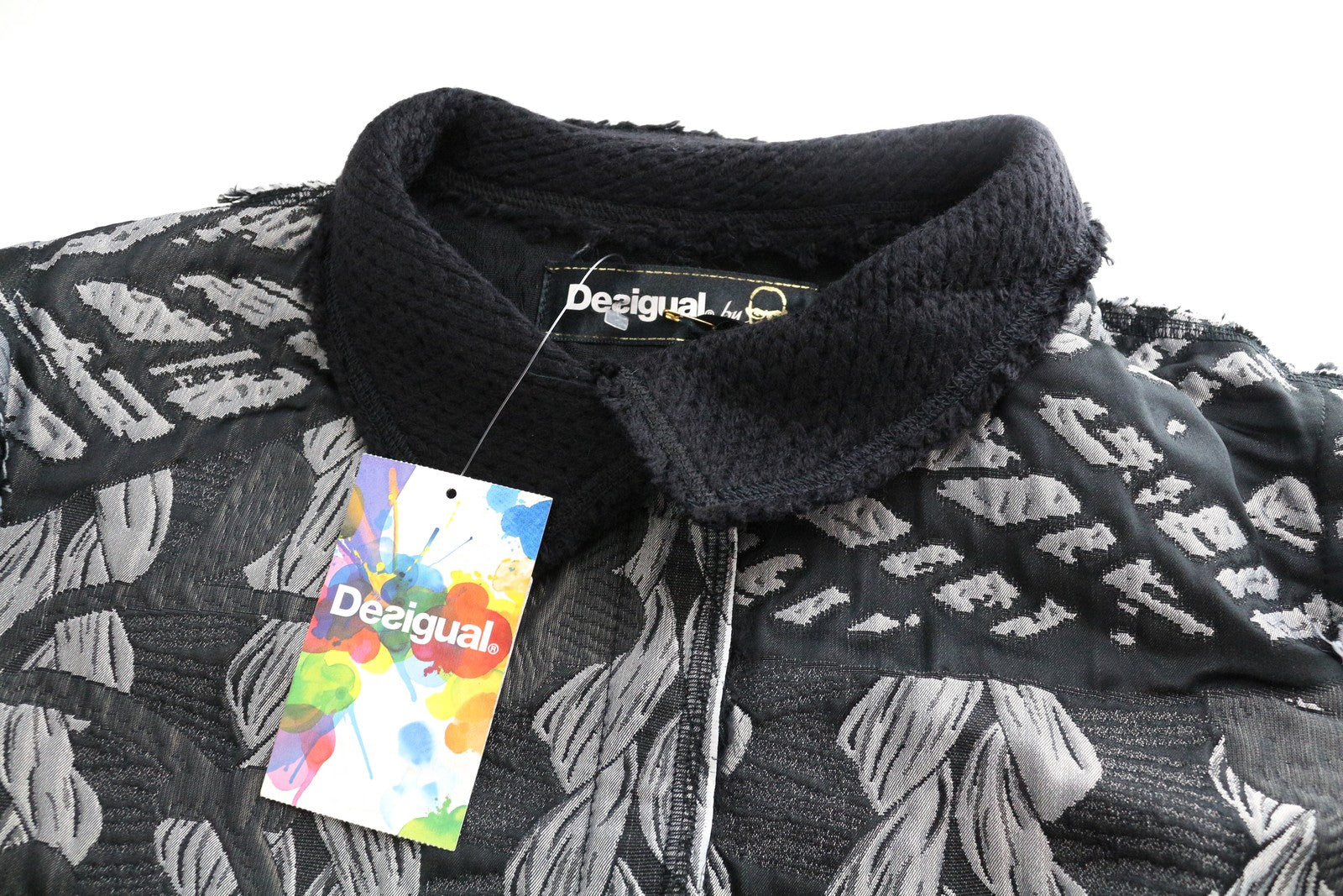 DESIGUAL moteriškas paltas, 38 m. pilkas, raštuotas, ilgomis rankovėmis, apykakle, vienaeilis 