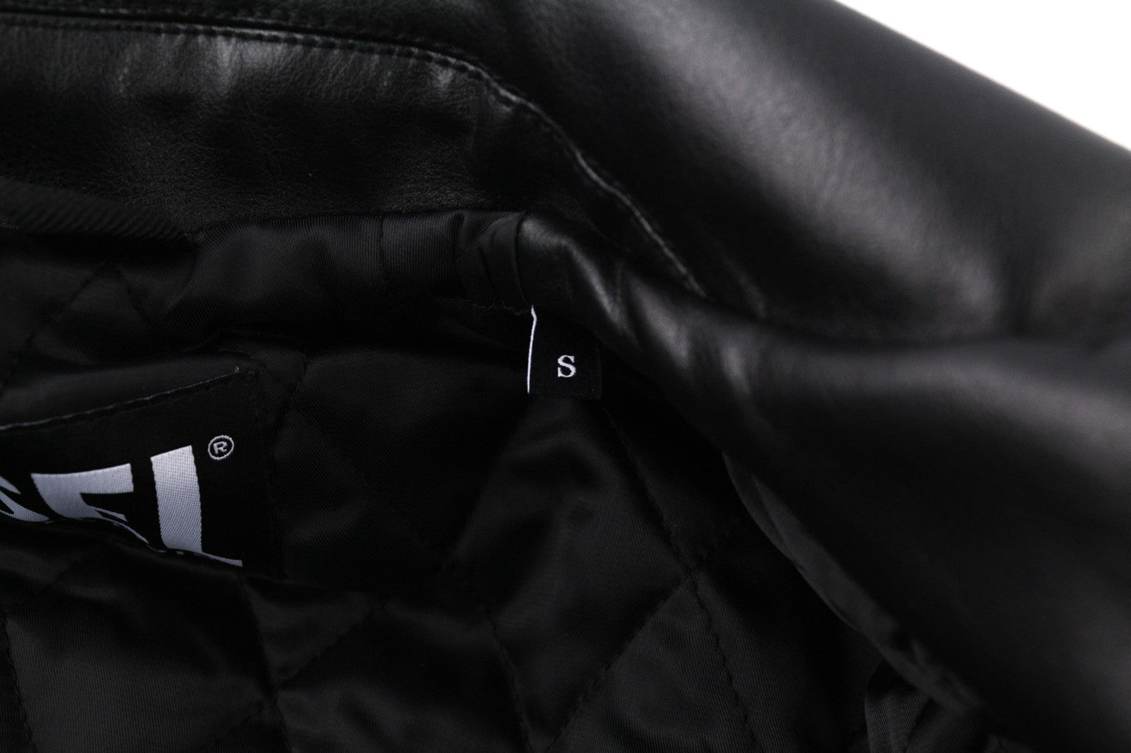 DIESEL G-Feijoa moteriška striukė S, juoda, dengta, izoliuota apykakle, pamušalu. RRP 395 €. 