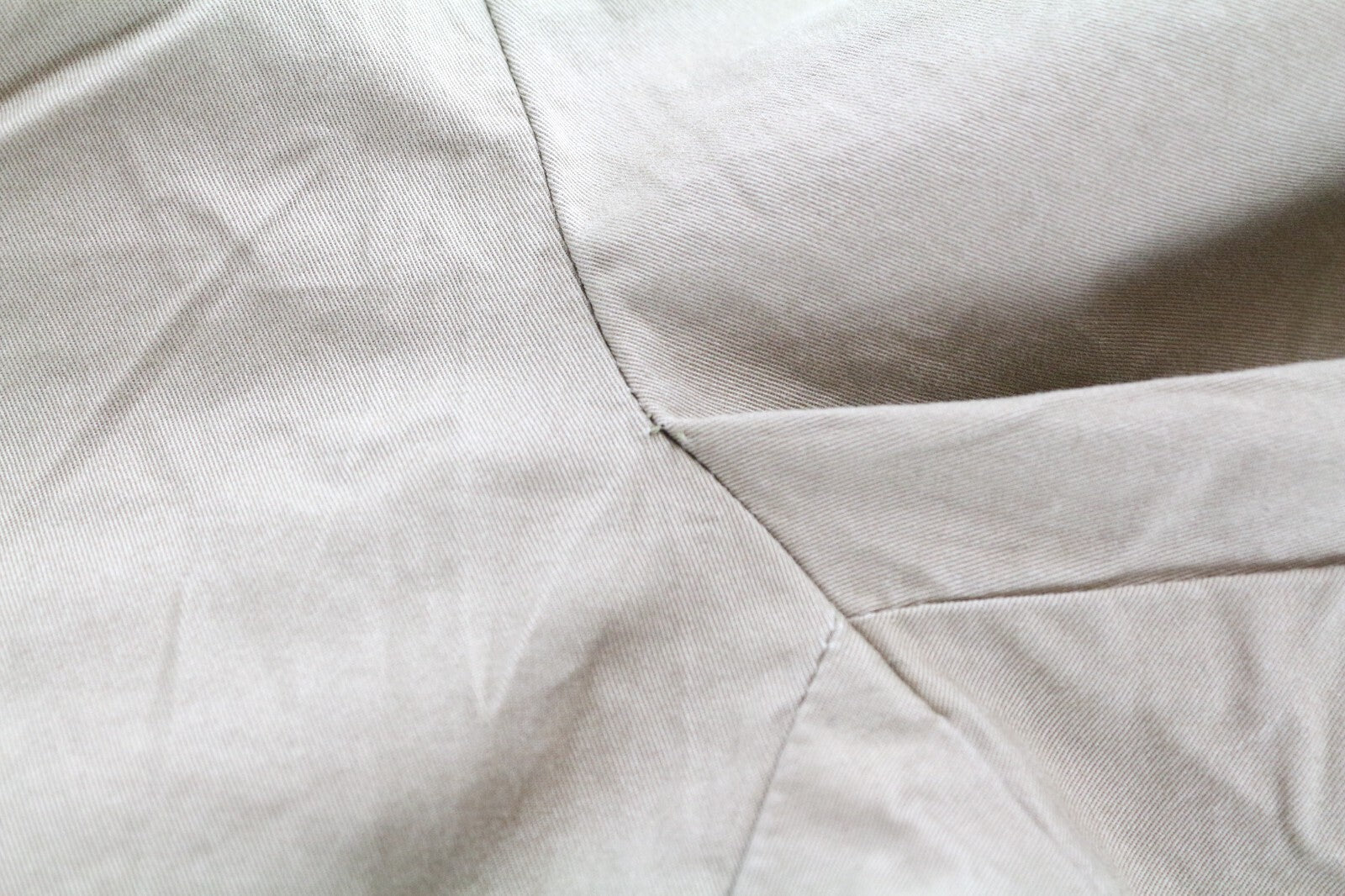 MAISON SCOTCH moteriškos kelnės W32/L32 rudos medvilninės trumpintos klostuotos chino kelnės 